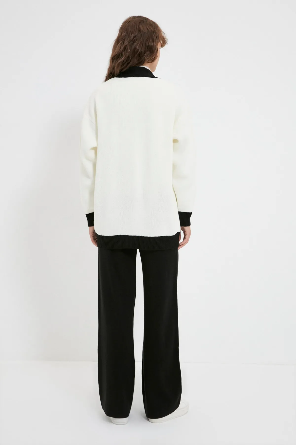Trendyol Modest  Schwarzes Strickset mit Cardigan und Hose und Streifendetail TCTAW22AU0156