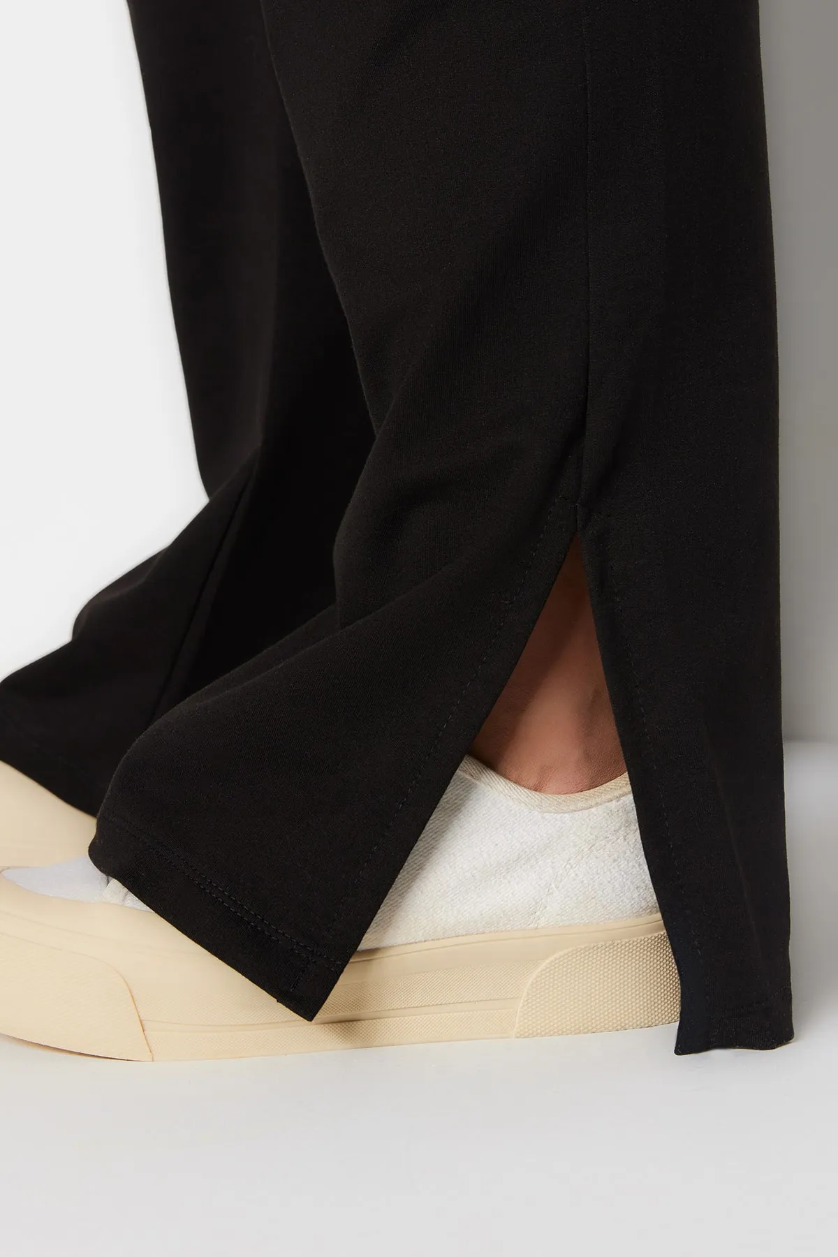 Trendyol Curve  Schwarze gerade geschnittene Strick-Jogginghose mit dünnem Schlitz TBBSS23AJ00003