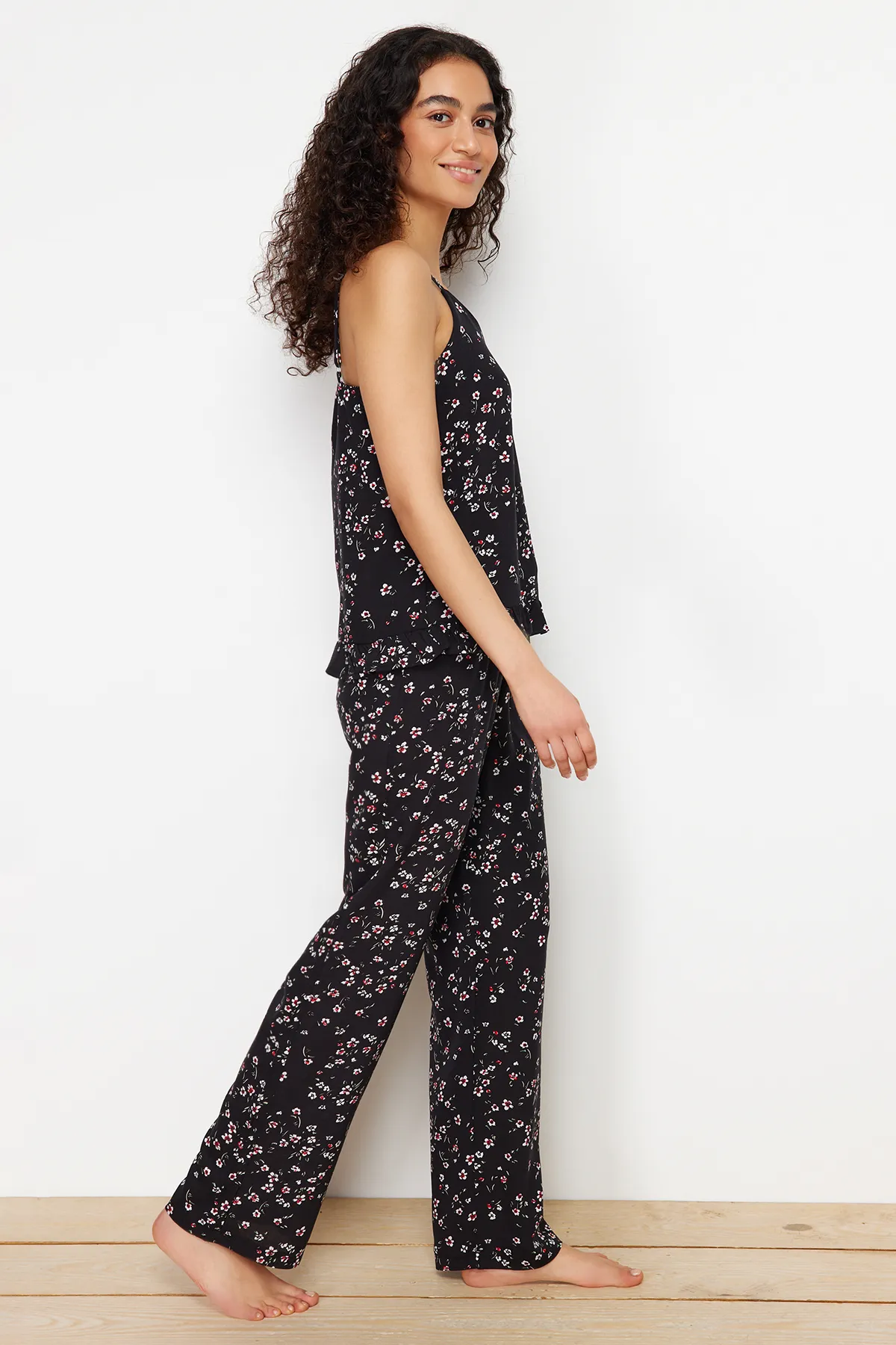 Trendyol Collection  Schwarzes Pyjama-Set aus Viskosegewebe mit Blumenmuster und Schnürriemen THMSS24PT00301