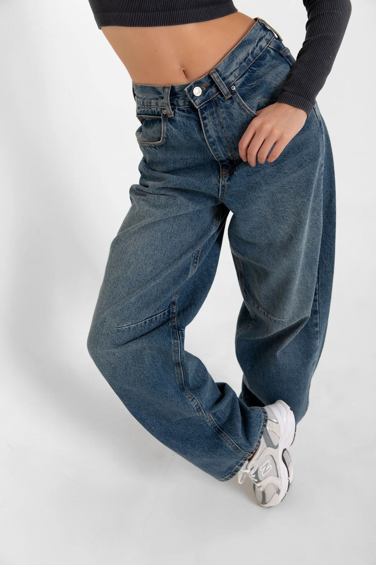 Maule  Schnalle im Detail, lockerer Schnitt, weites Bein, bequeme Baggy-Jeans, lockere Damenhose @milano