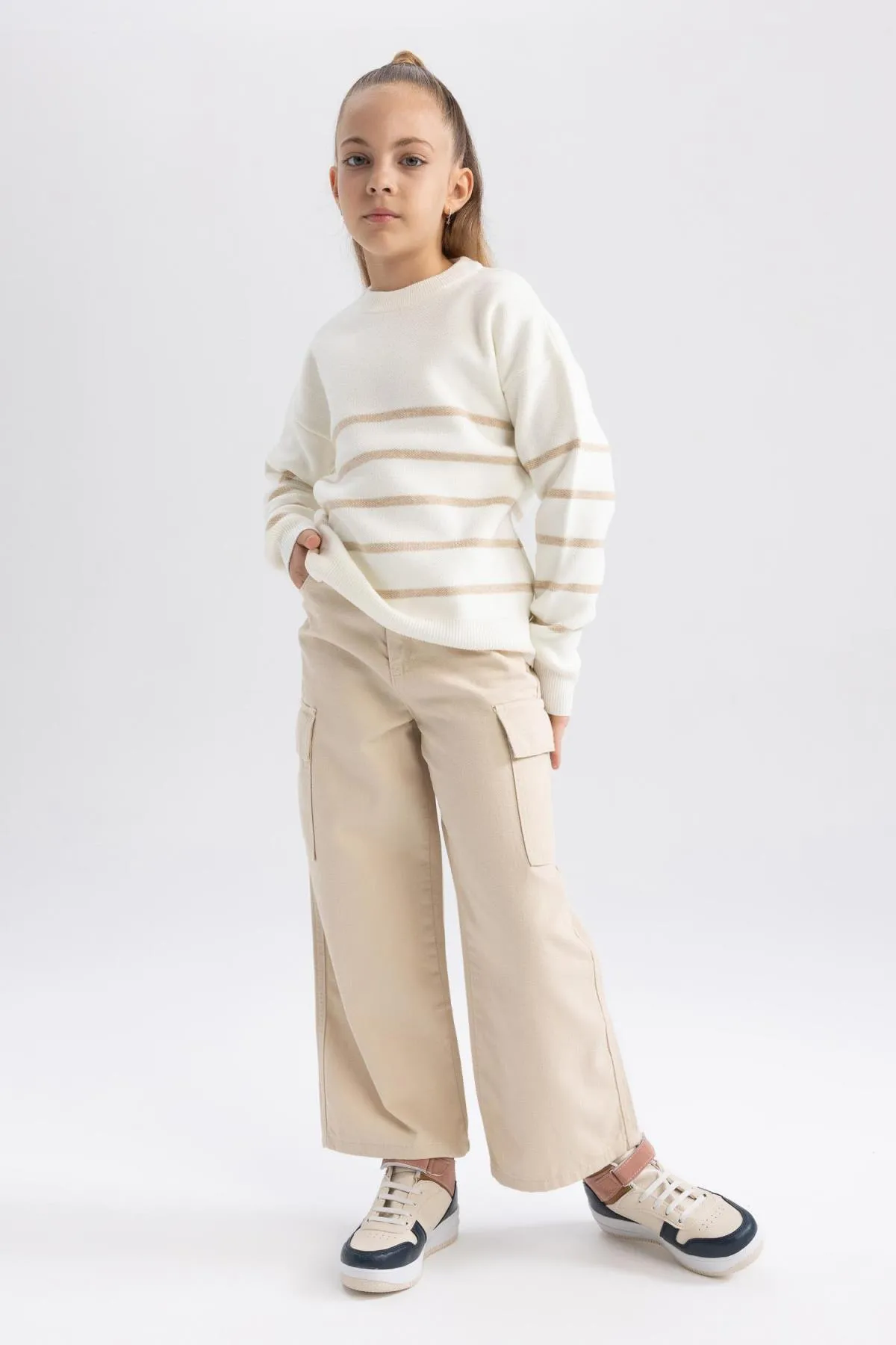 DeFacto  Strickpullover für Mädchen mit normaler Passform und Rundhalsausschnitt
