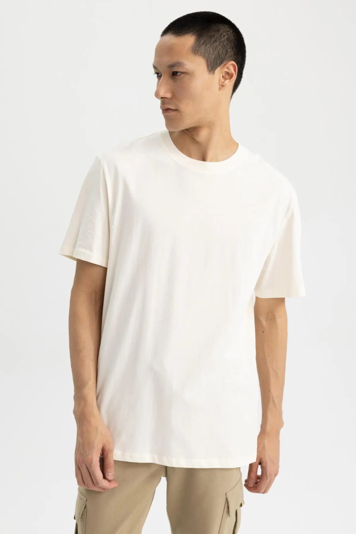 DeFacto  Neues Basic-T-Shirt mit Fahrradkragen und kurzen Ärmeln in normaler Passform, 100 % Baumwolle, V7699az23sp