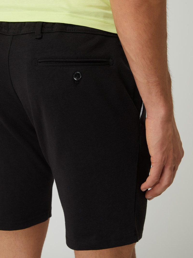 Slim Fit Chino-Shorts mit Stretch-Anteil in schwarz