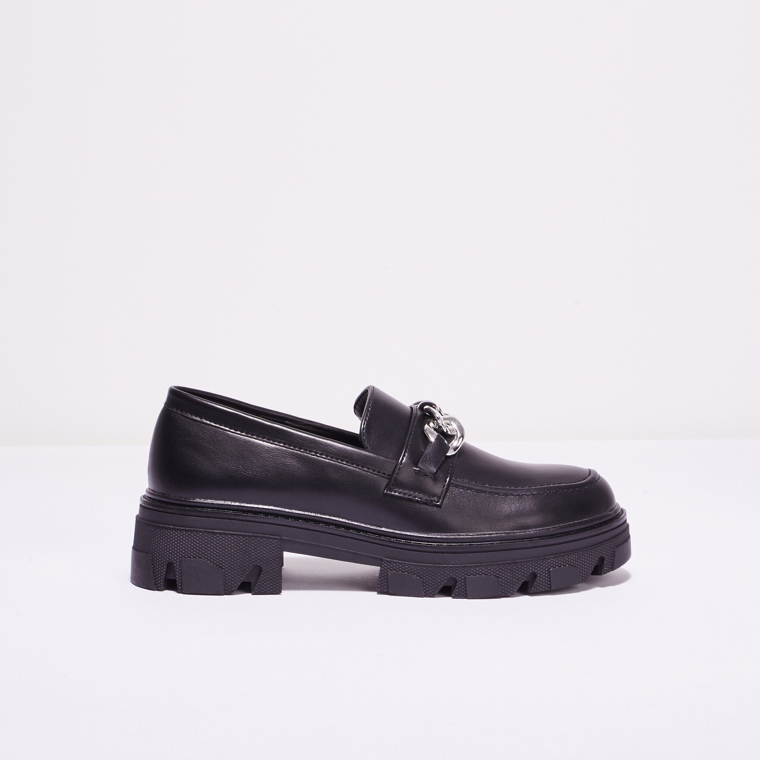 Mocassins crantés avec chaînes noir femme | Cache Cache