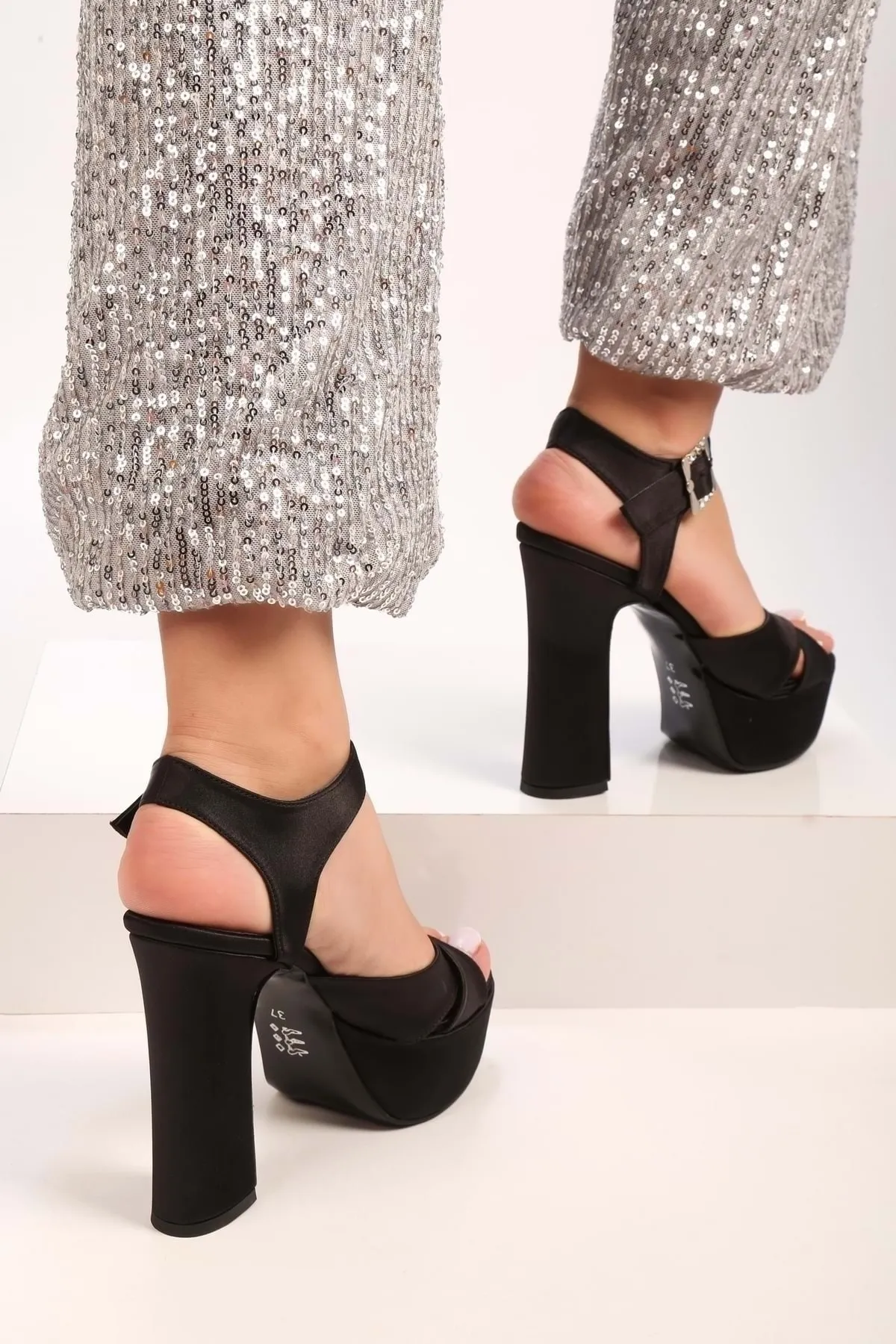 Shoeberry  Schwarze Pier-Schuhe mit Plateausohle aus Satin für Damen