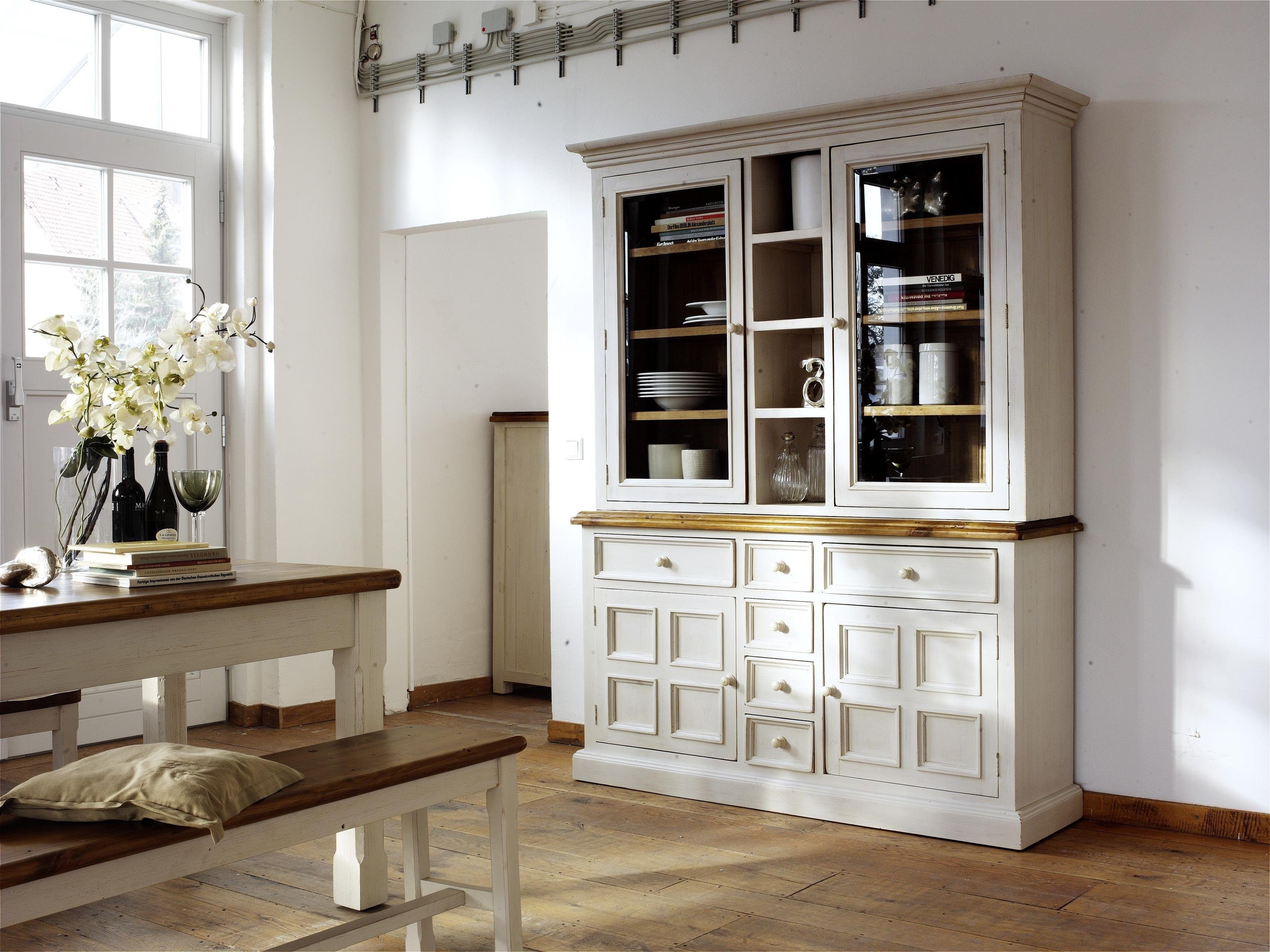 möbelando Buffet Boscobe Buffet im Landhausdesign aus Recycle Kiefer Massivholz in Weiß, Absetzungen in Honigfarben mit 2 Glas-/Holztüren, 2 Holztüren, 6 Schubkästen und 11 Ablageböden. Breite 166 cm, Höhe 215 cm, Tiefe 45 cm