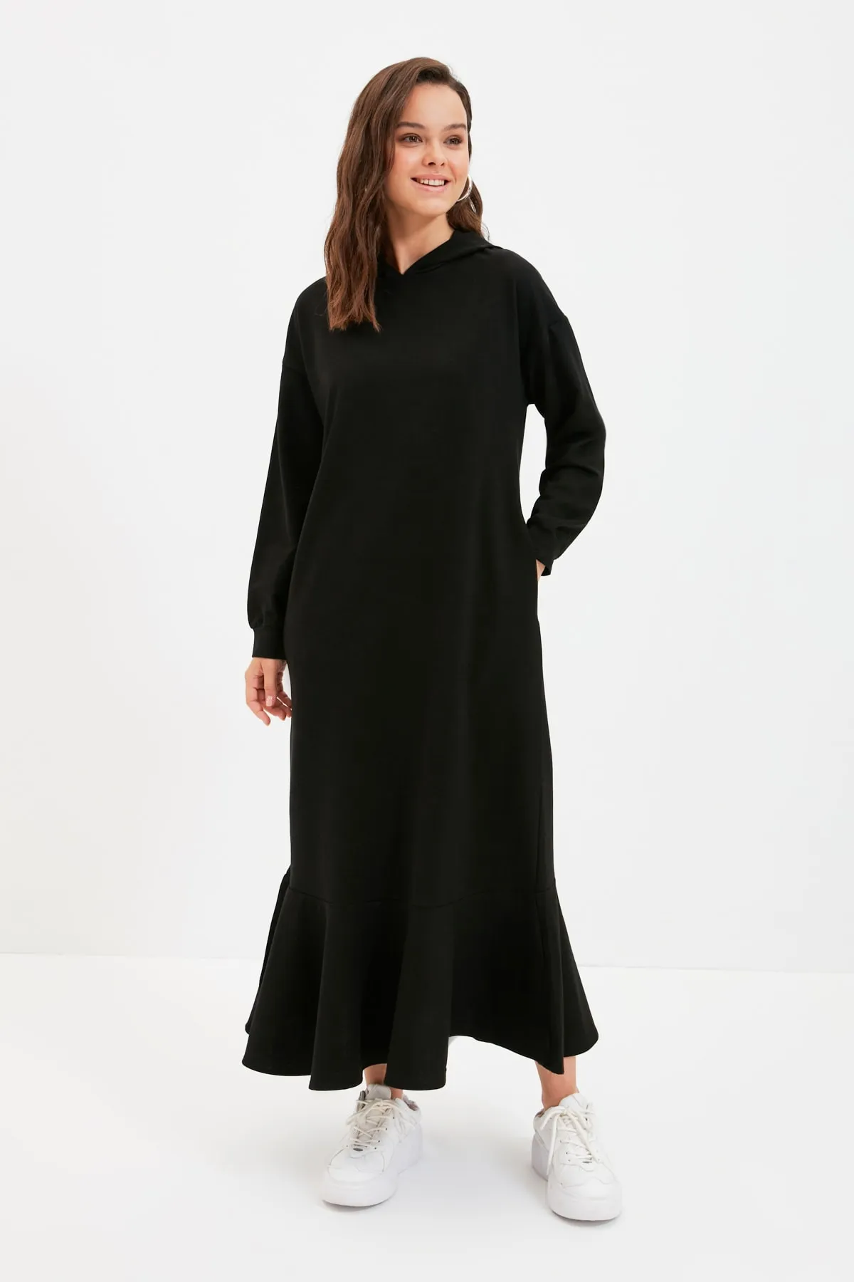 Trendyol Modest  Schwarzes Strick-Sweatkleid mit Kapuze TCTAW22EB0142