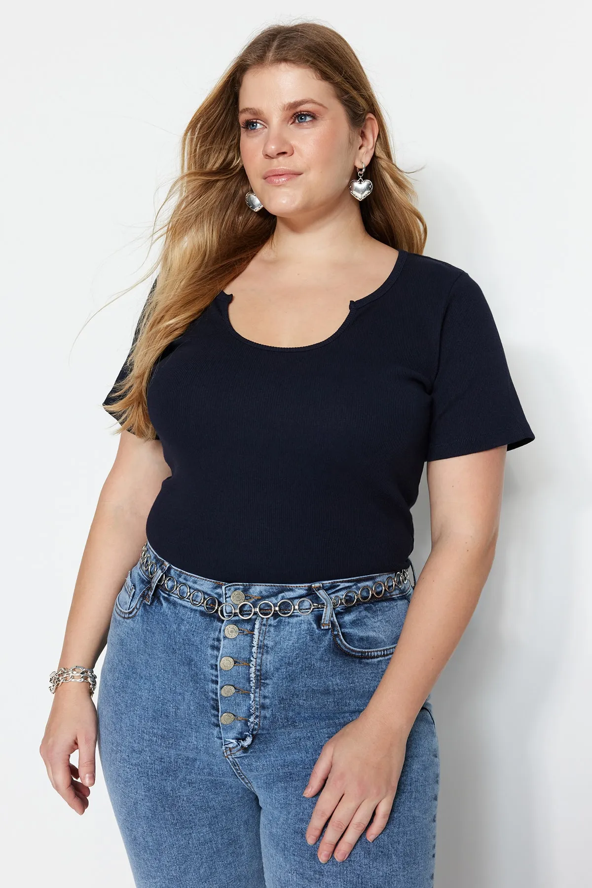 Trendyol Curve  Marineblaues, geripptes Strick-T-Shirt mit Kragen und detailliertem Kragen TBBSS23BF00012