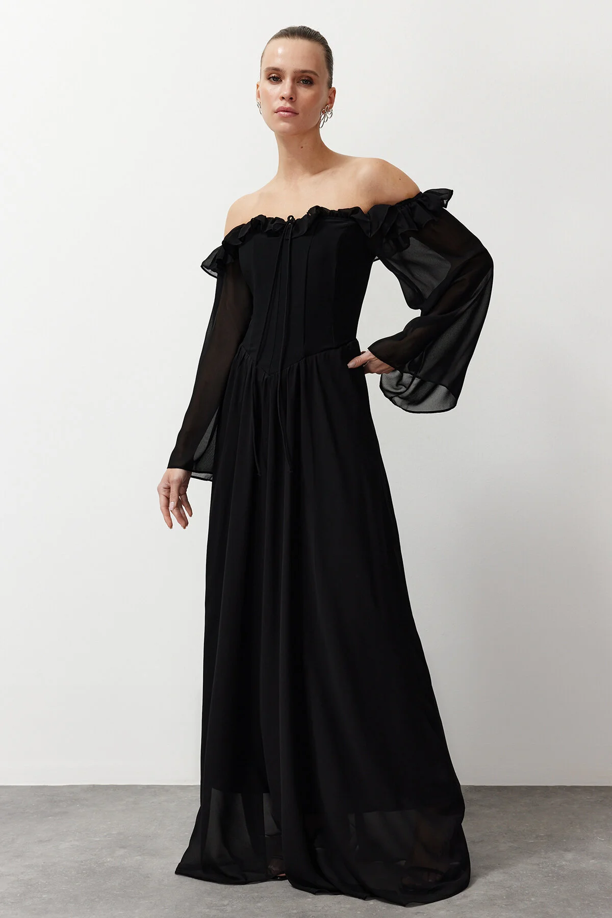 Trendyol Collection  Schwarzes Abendkleid mit Taillenöffnung/Skater-Chiffon, lang TPRSS24AE0016
