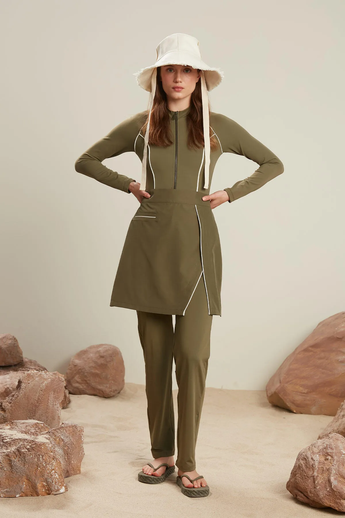 Manuka  HIJAB-BADEHOSE MIT GERADE BEIN, KHAKI
