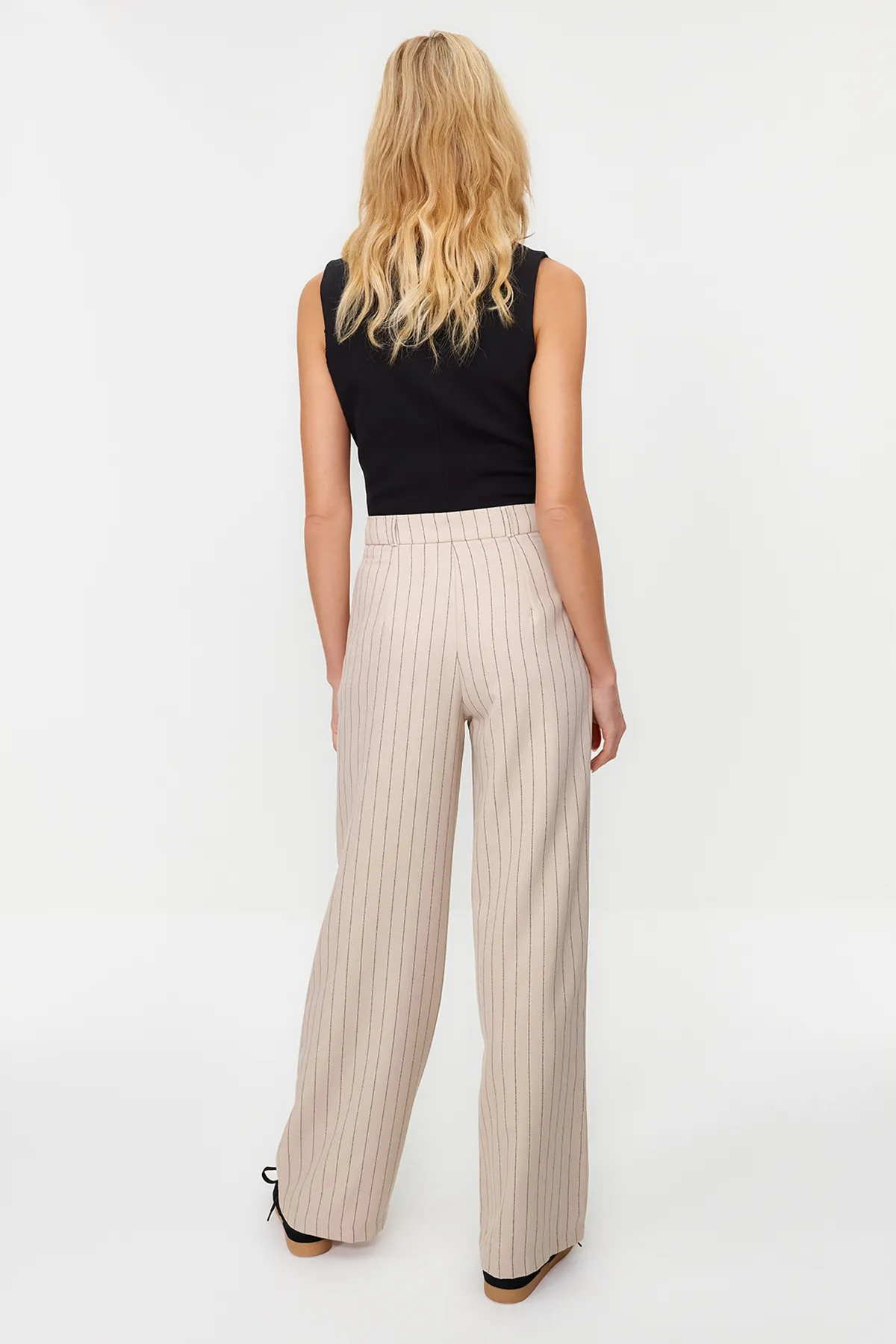 Trendyol Collection  Beigefarbene, gestreifte Webhose mit weitem Bein und hoher Taille TWOSS22PL0100