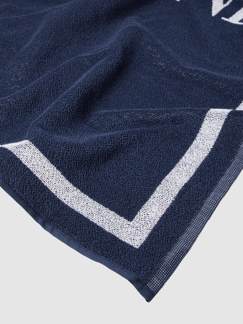 Handtuch mit Label-Print in dunkelblau