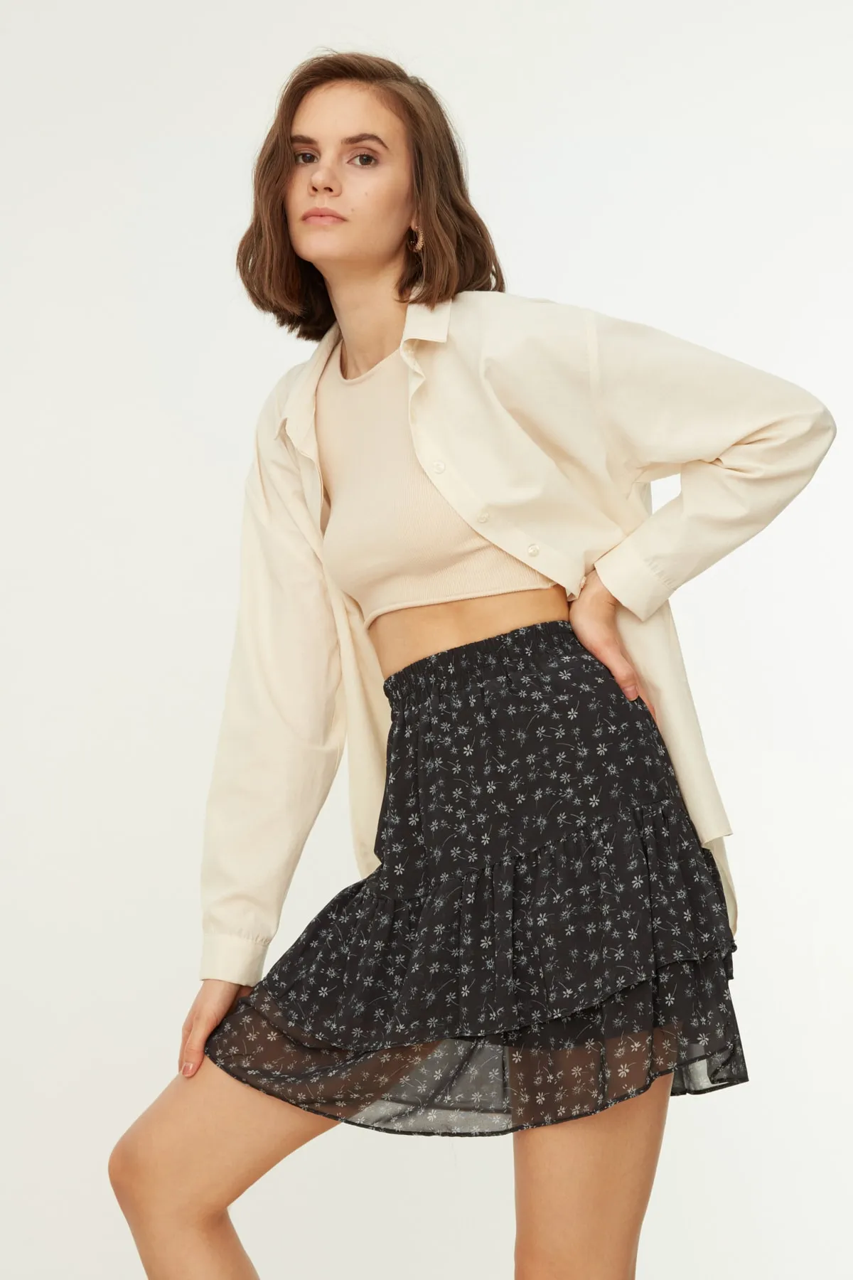 Trendyol Collection  Schwarzer, mit Blumen gefütterter Volant-Chiffon-Mini-Webrock TWOAW21ET0410