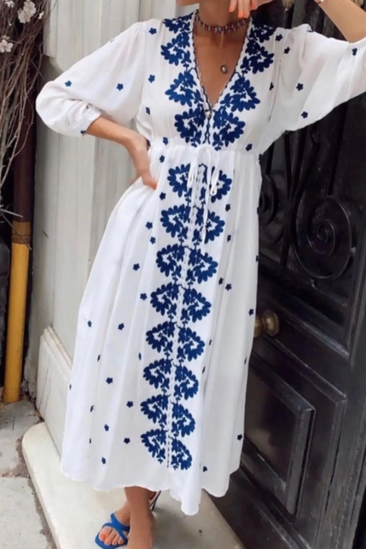 FEMELLE  Blaues, besticktes Kleid mit ethnischem Muster für Damen