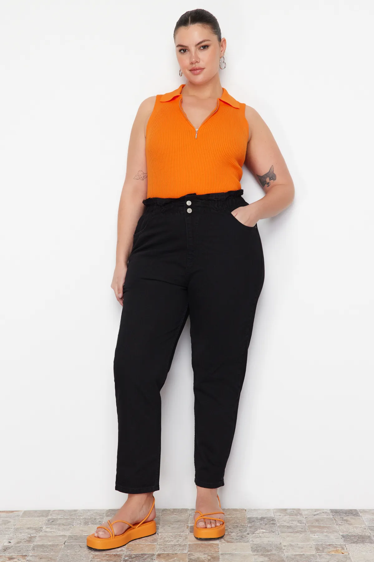 Trendyol Curve  Schwarze Mom-Jeans mit hoher Taille und elastischem Bund TBBAW23JE00002