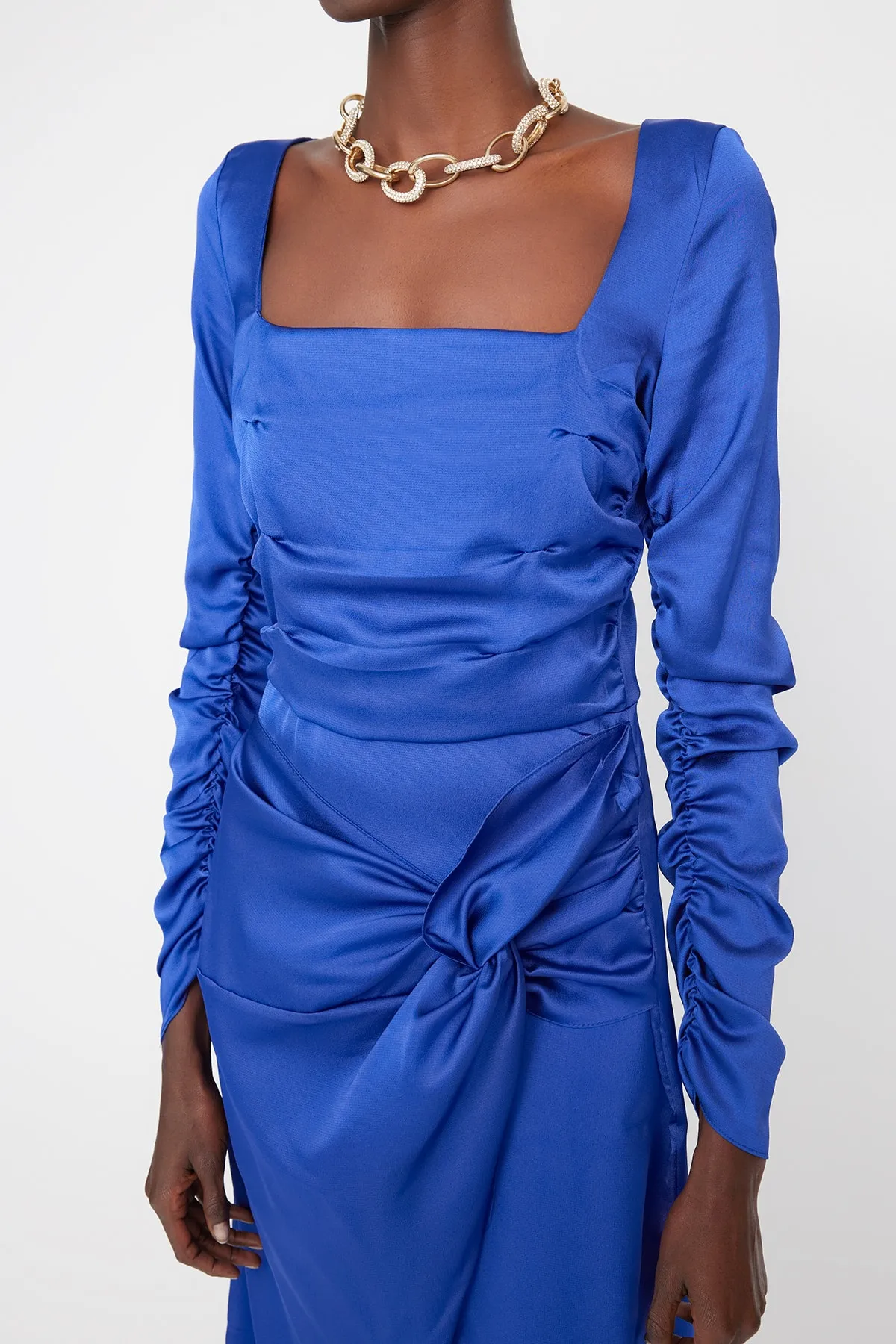 Trendyol Collection  Elegantes Abendkleid aus Satin mit quadratischem Ausschnitt von Saks TPRAW23EL00291