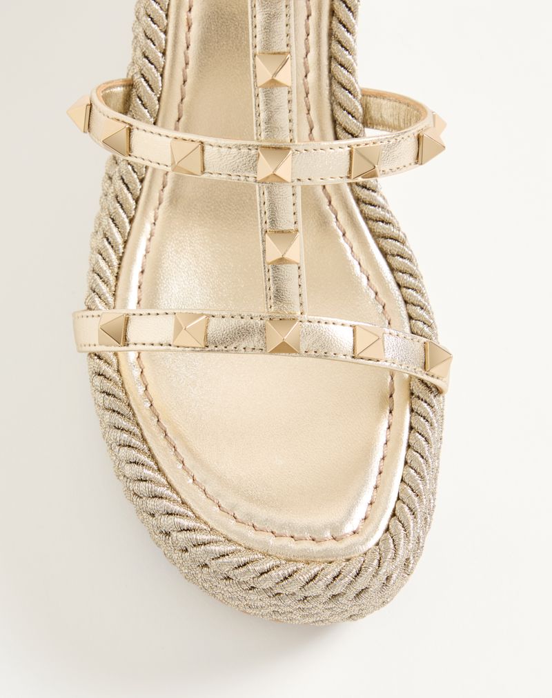 Sandália plataforma Rockstud em couro napa laminado 95mm