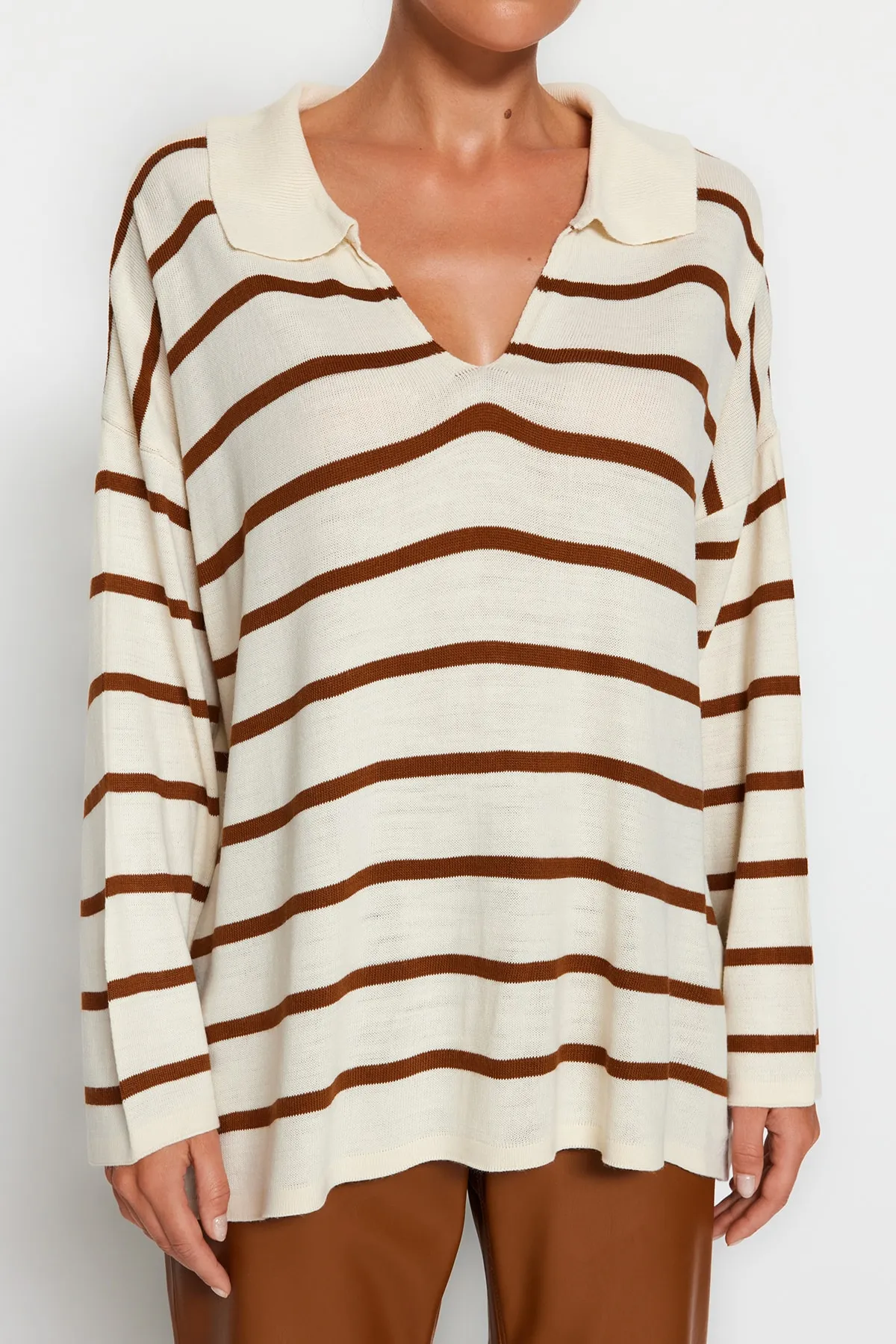 Trendyol Collection  Brauner gestreifter Strickpullover mit super weiter Passform TWOAW23KZ01845