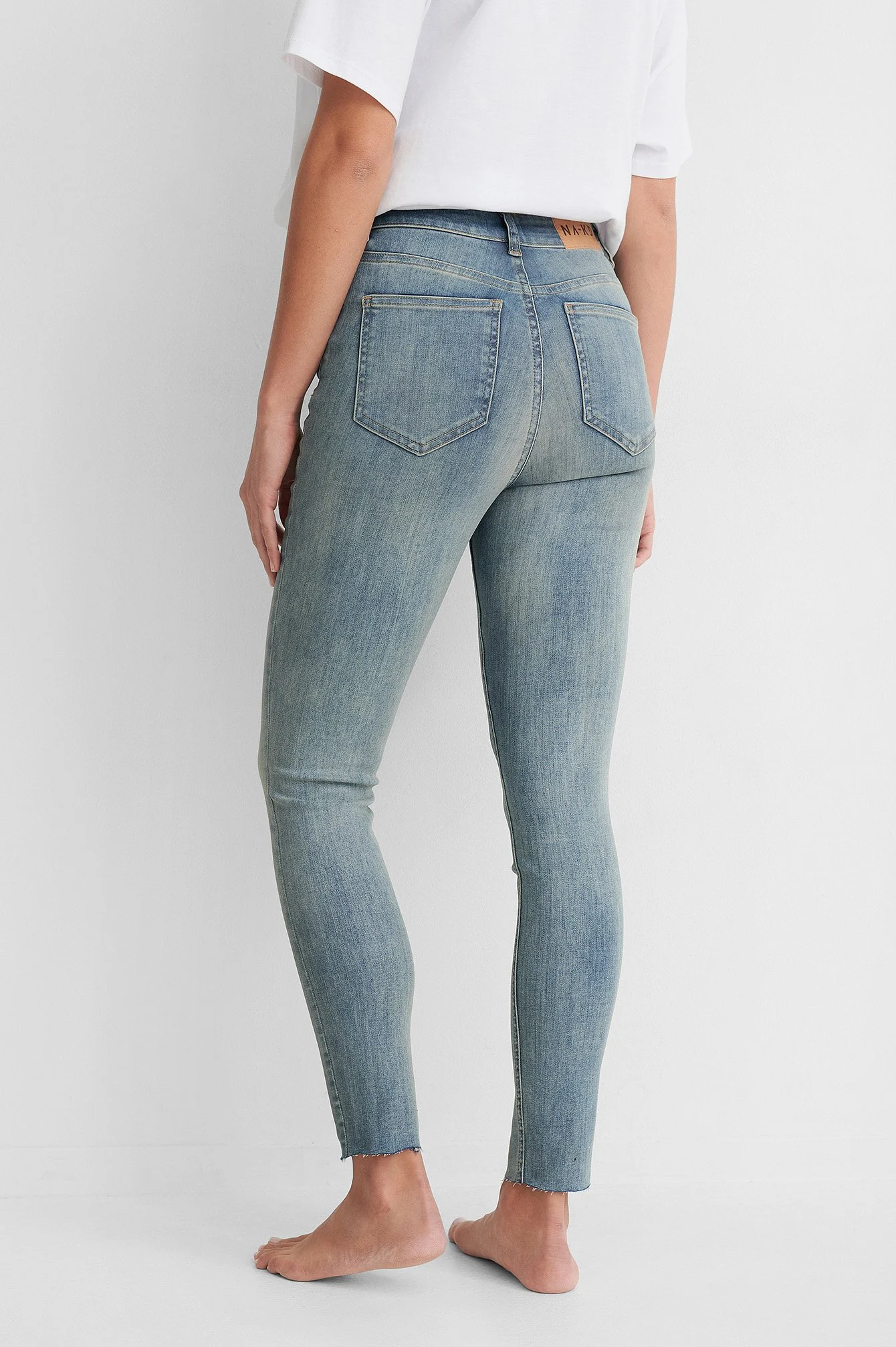 Skinny-Jeans mit hoher Taille und rohem Saum