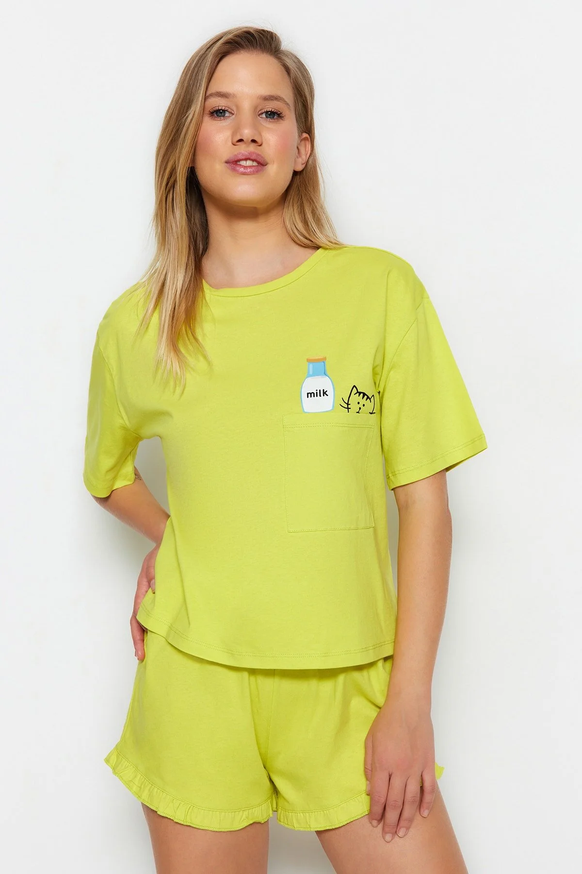 Trendyol Collection  Hellgrünes gestricktes Pyjama-Set mit bedruckten T-Shirts und Shorts aus Baumwolle THMSS22PT0422
