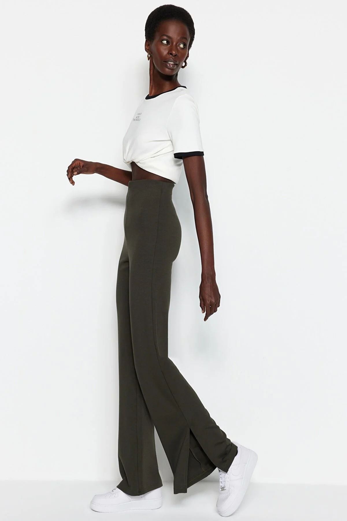 Trendyol Collection  Khakifarbene, seitlich geschlitzte, ausgestellte/spanische Strickhose mit hohem Bund TWOSS23PL00134
