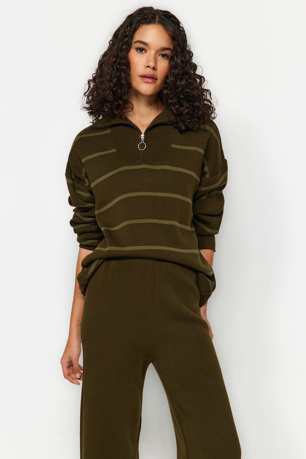 Trendyol Collection  Khakifarbenes Strickoberteil und -unterteil im weiten Schnitt TWOAW24AU00025