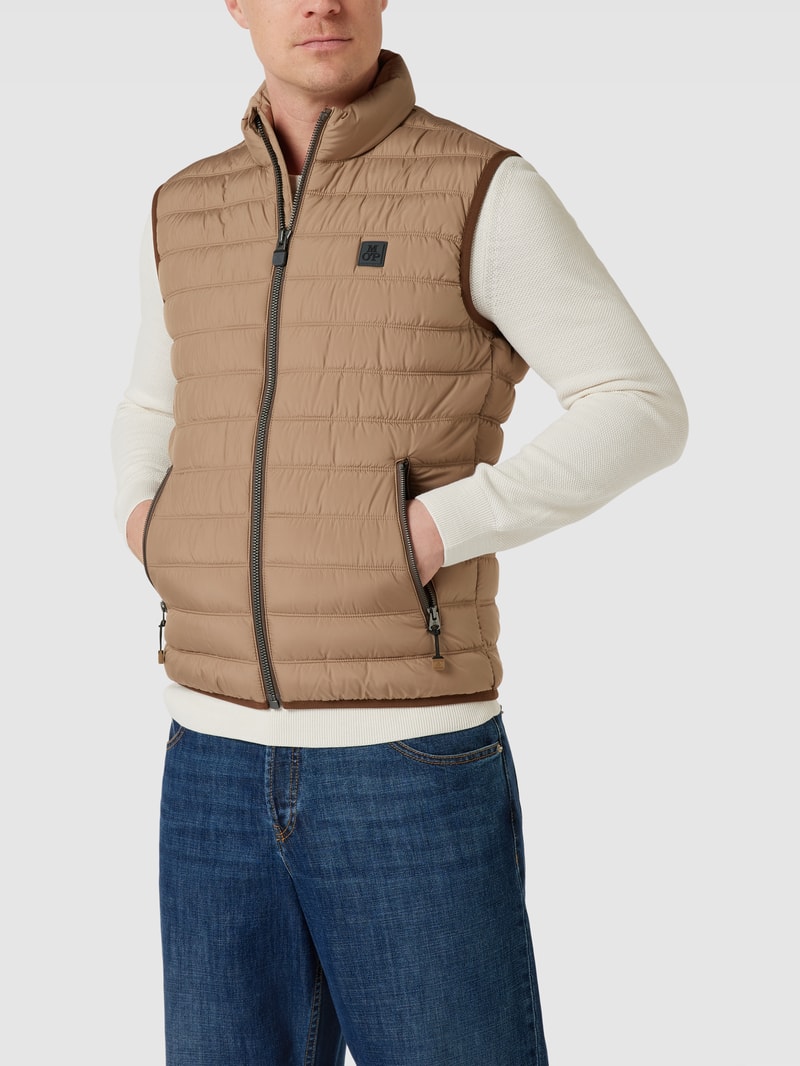 Steppweste mit Label-Detail in camel
