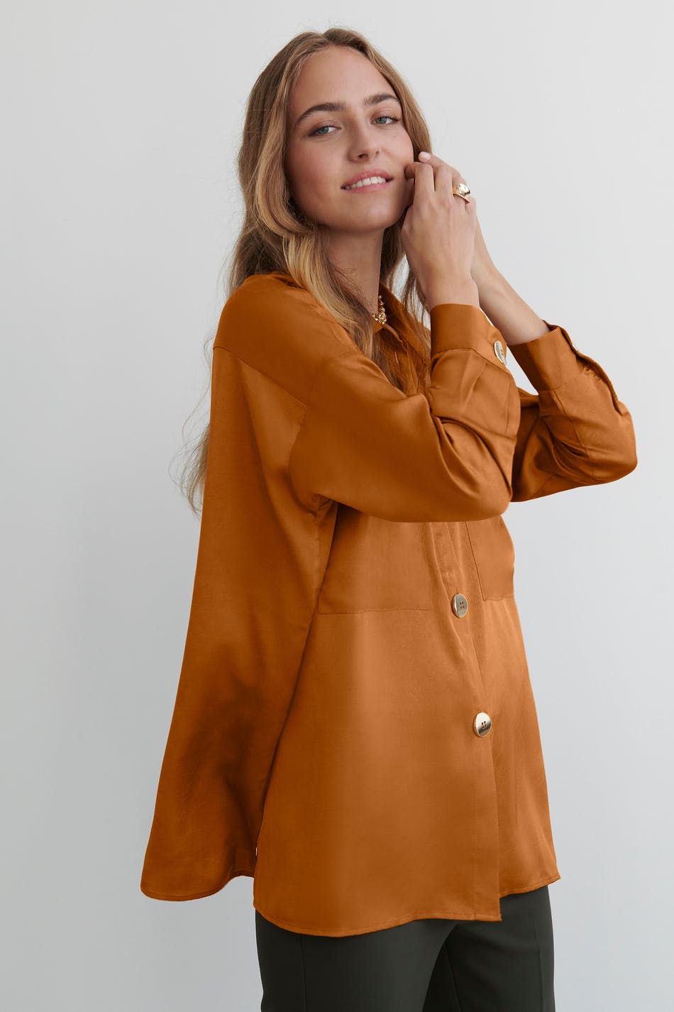 Sivi gold button shirt