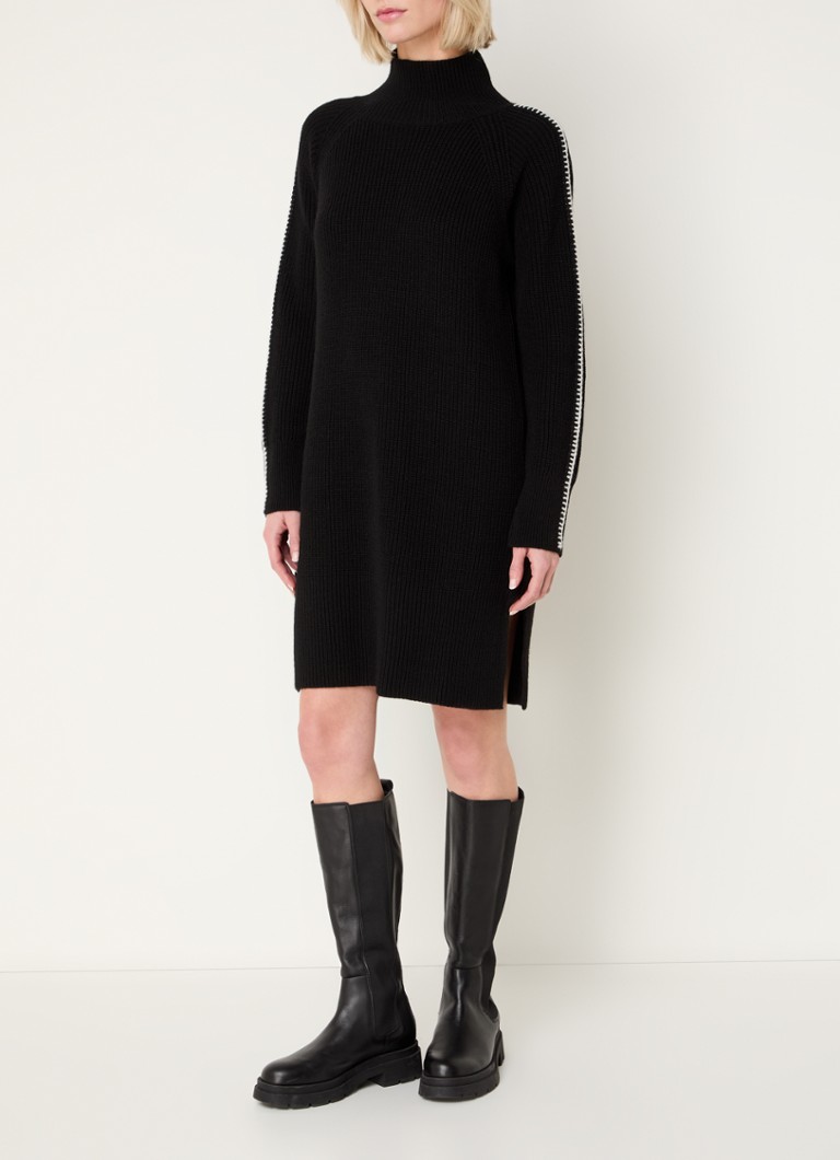 Rochie scurtă Sisley din tricot cu nervuri și decolteu înalt