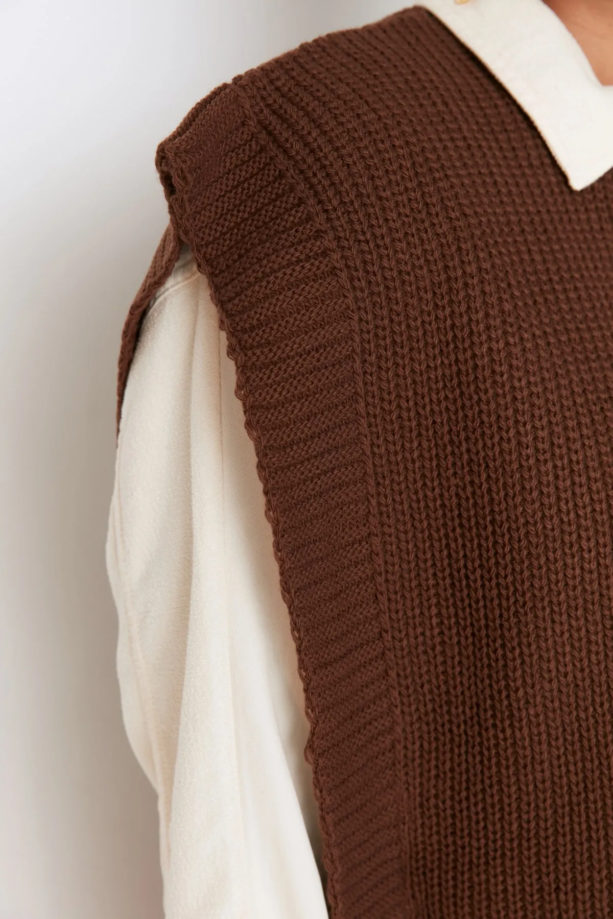 Trendyol Modest  Brauner Strickpullover mit seitlichem Schlitz und detailliertem Ausschnitt TCTAW23SV00010