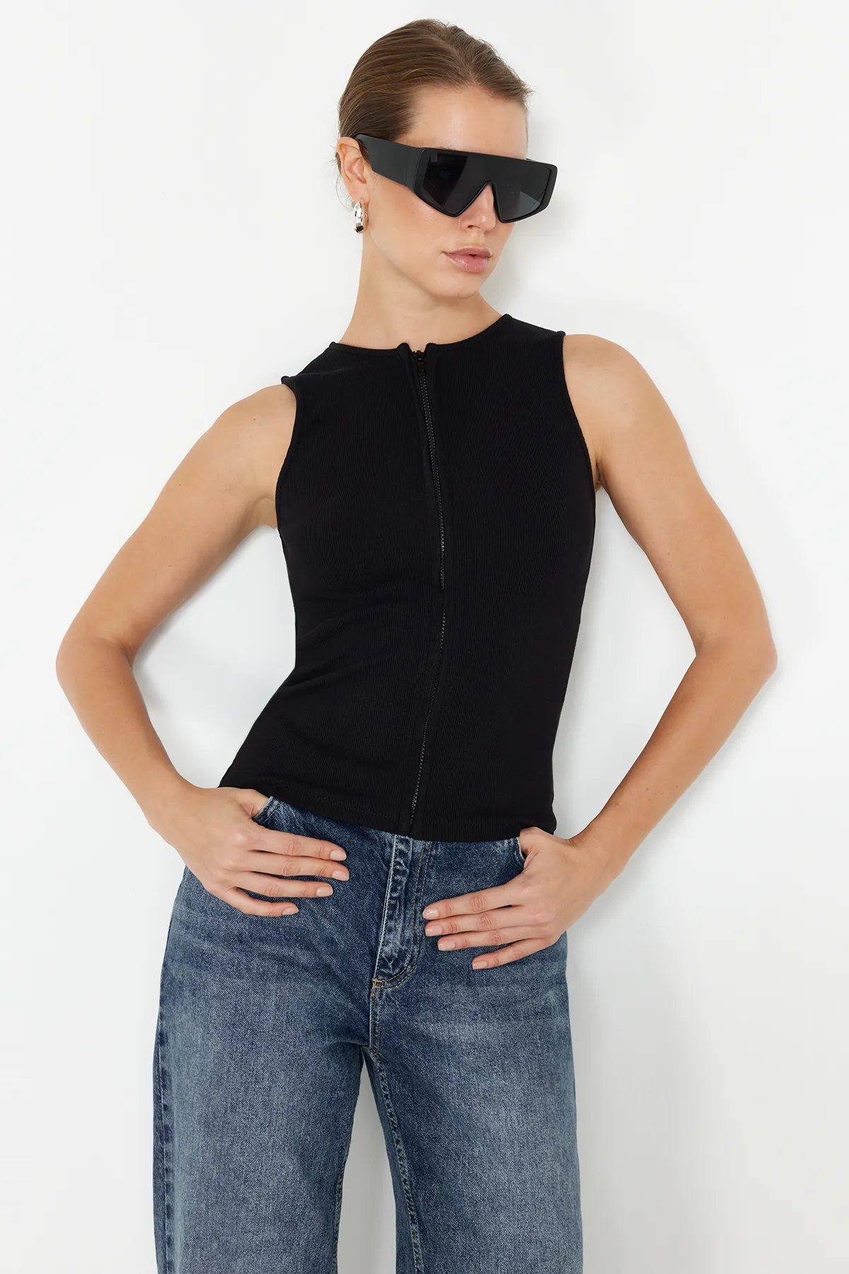 Trendyol Collection  Schwarze, figurbetonte, gerippte, flexible Strickbluse mit Reißverschluss und Nullärmeln TWOSS24BZ00477