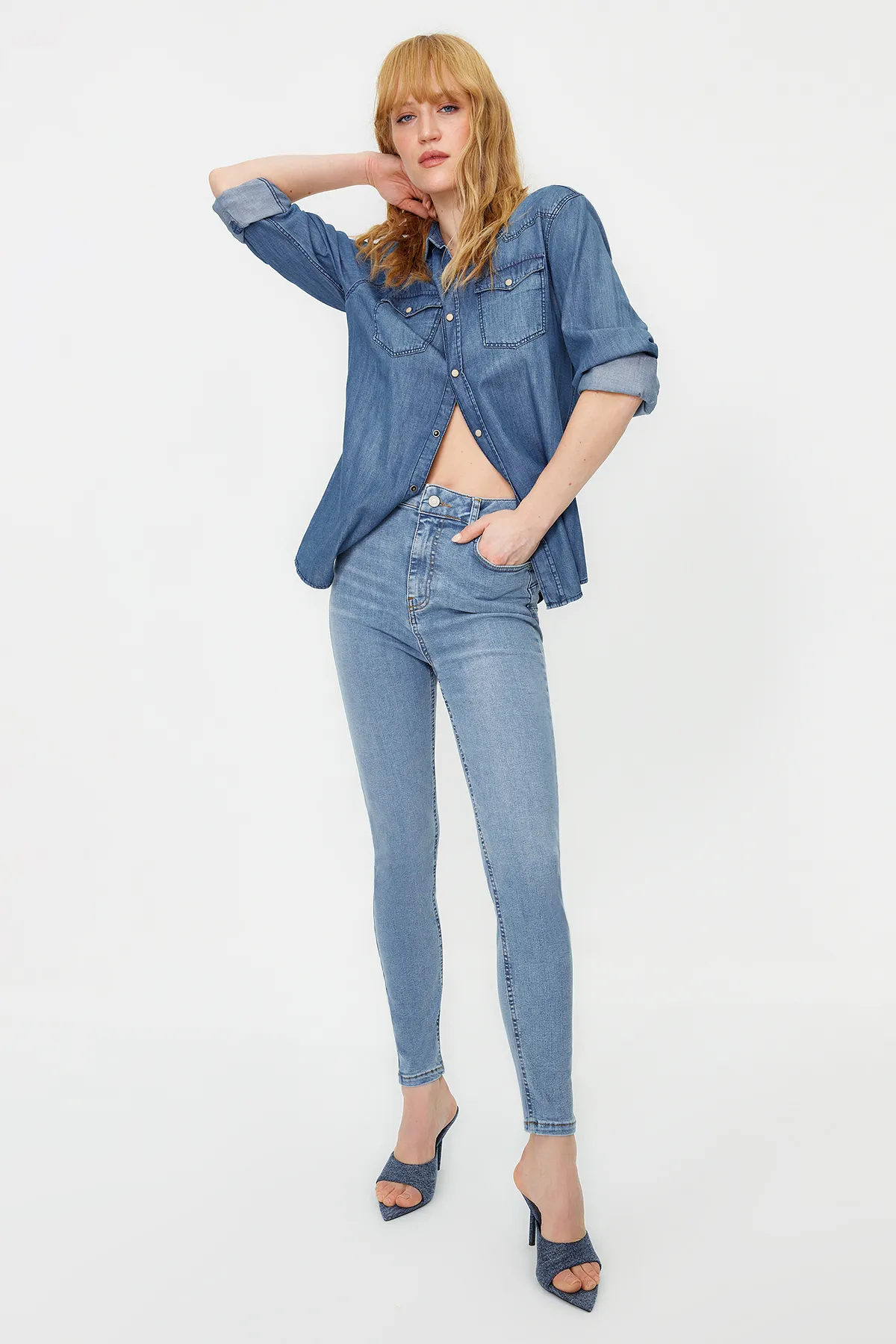 Trendyol Collection  Hellblaue Push-up-Röhrenjeans mit hoher Taille TWOSS24JE00065
