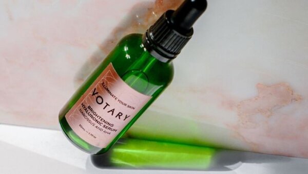 Votary Brightening Hyaluronic Serum Narcissus and AHAs Gesichtsserum