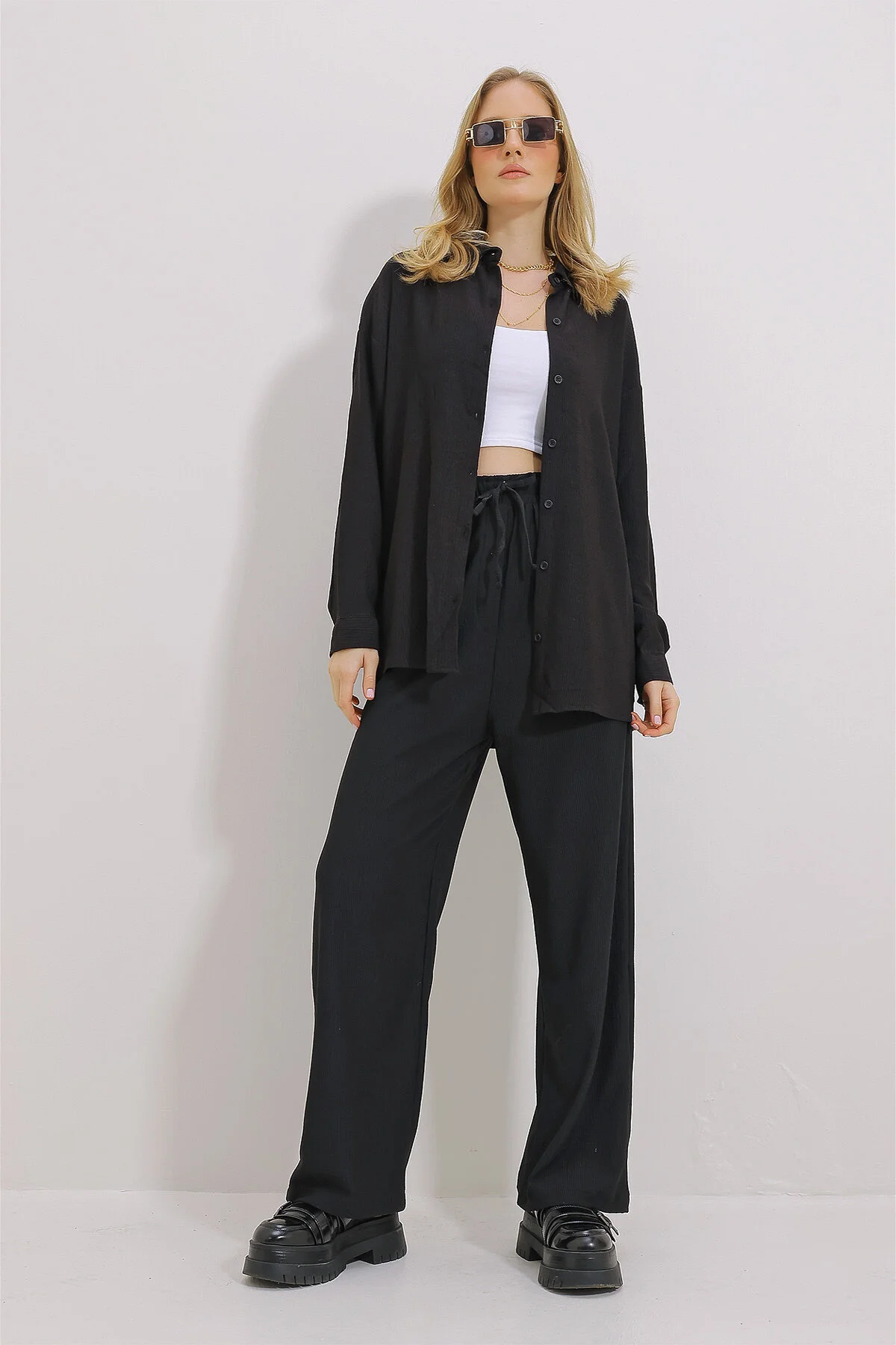 Trend Alaçatı Stili  Schwarzes Oversize-Shirt und locker geschnittene Crinkle-Hose-Set für Damen ALC-X9652