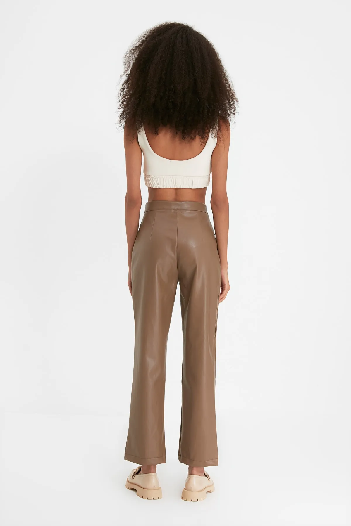 Trendyol Collection  Nerzfarbene, gerade geschnittene Hose aus gewebtem Kunstleder TWOAW22PL0284