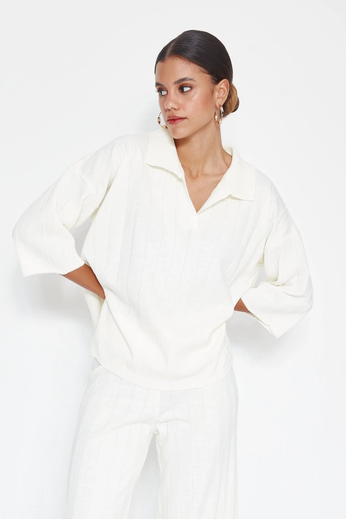 Trendyol Collection  Ecrufarbenes Basic-Set aus Oberteil und Unterteil aus Strick mit Kordelzug TWOSS23AU00029