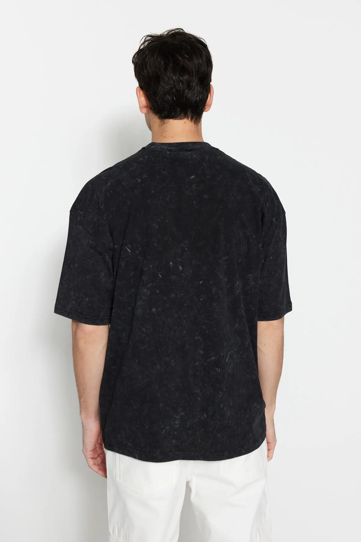 Trendyol Collection  Schwarzes, übergroßes/weites T-Shirt mit Distressed/Bellem Effekt-Rock-Print aus 100 % Baumwolle TMNSS23TS00167