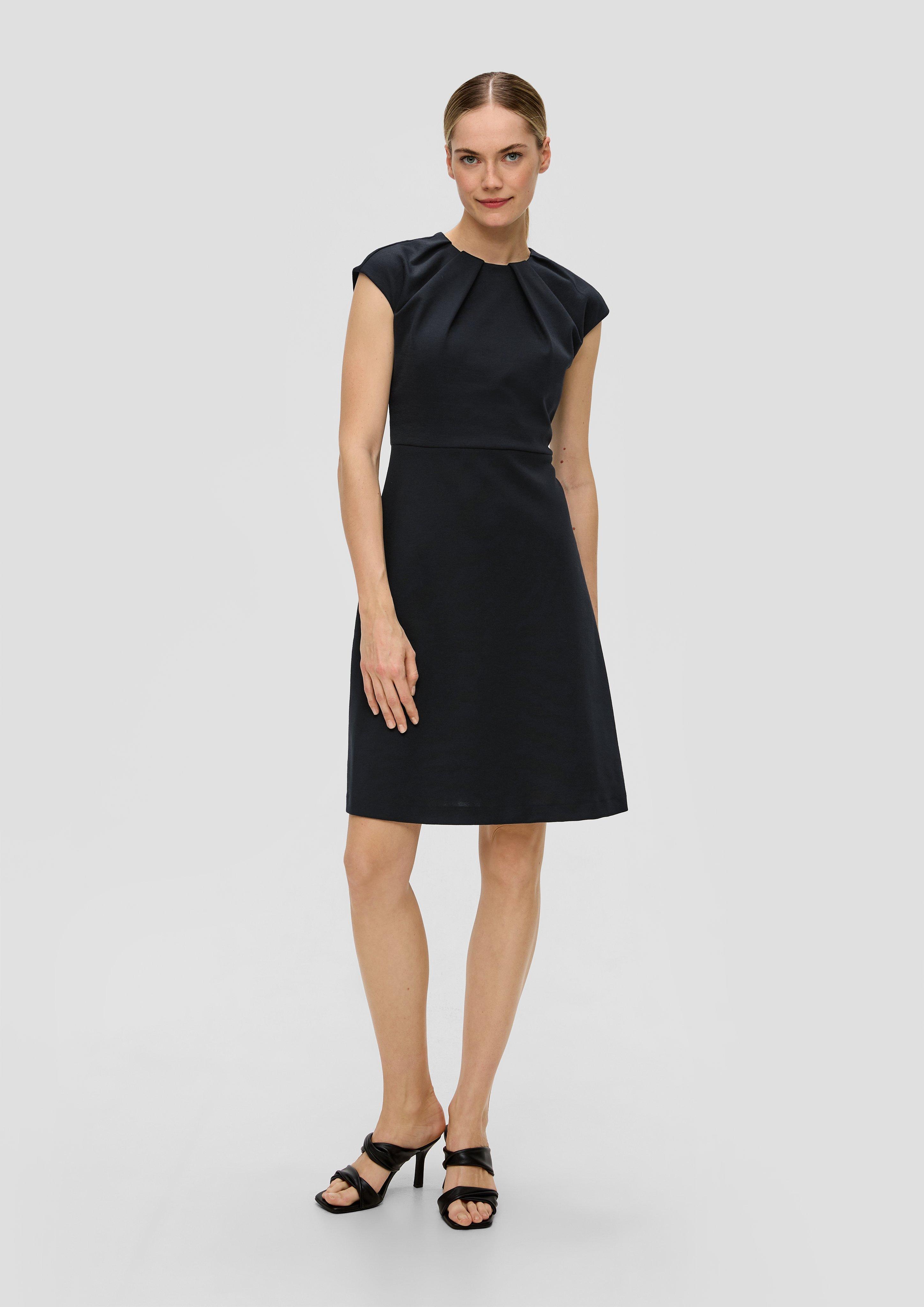 Kurzes Kleid mit plissiertem Rundhalsausschnitt  2143178-9999
