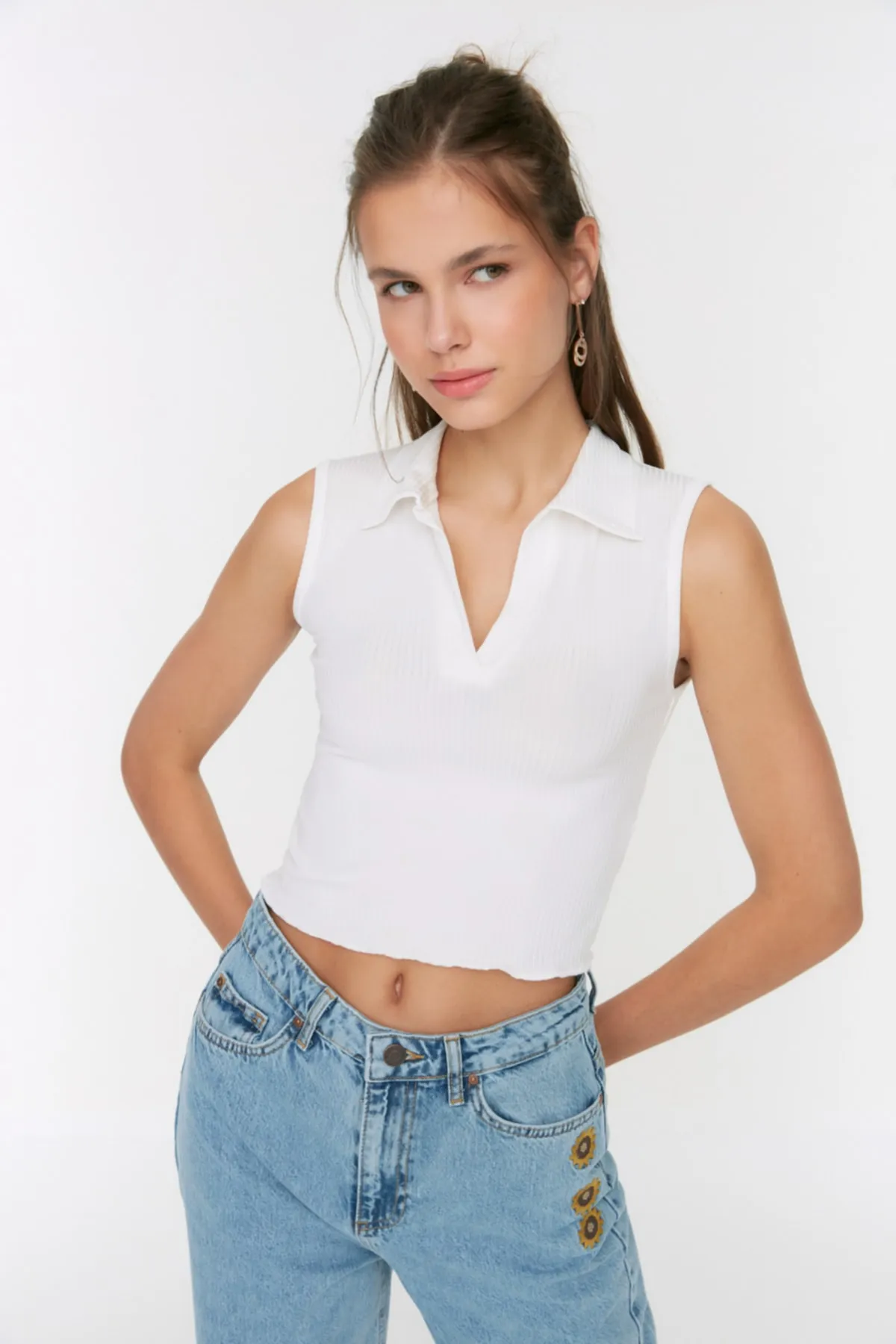 Trendyol Collection  Weiße, eng anliegende, kurze, dehnbare Strickbluse mit Polokragen TWOSS22BZ0335