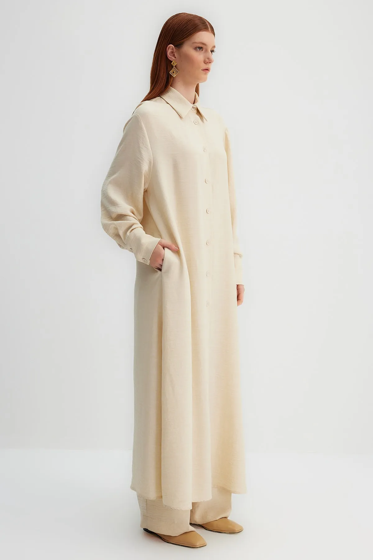 Trendyol Modest  X Kevser Sarıoglu Beiges, langes, gewebtes Hemd mit seitlichem Schlitztaschendetail TCLSS23TG00000
