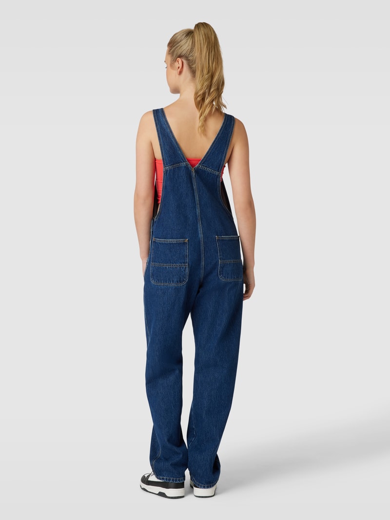 Latzhose mit Label-Patch in jeans