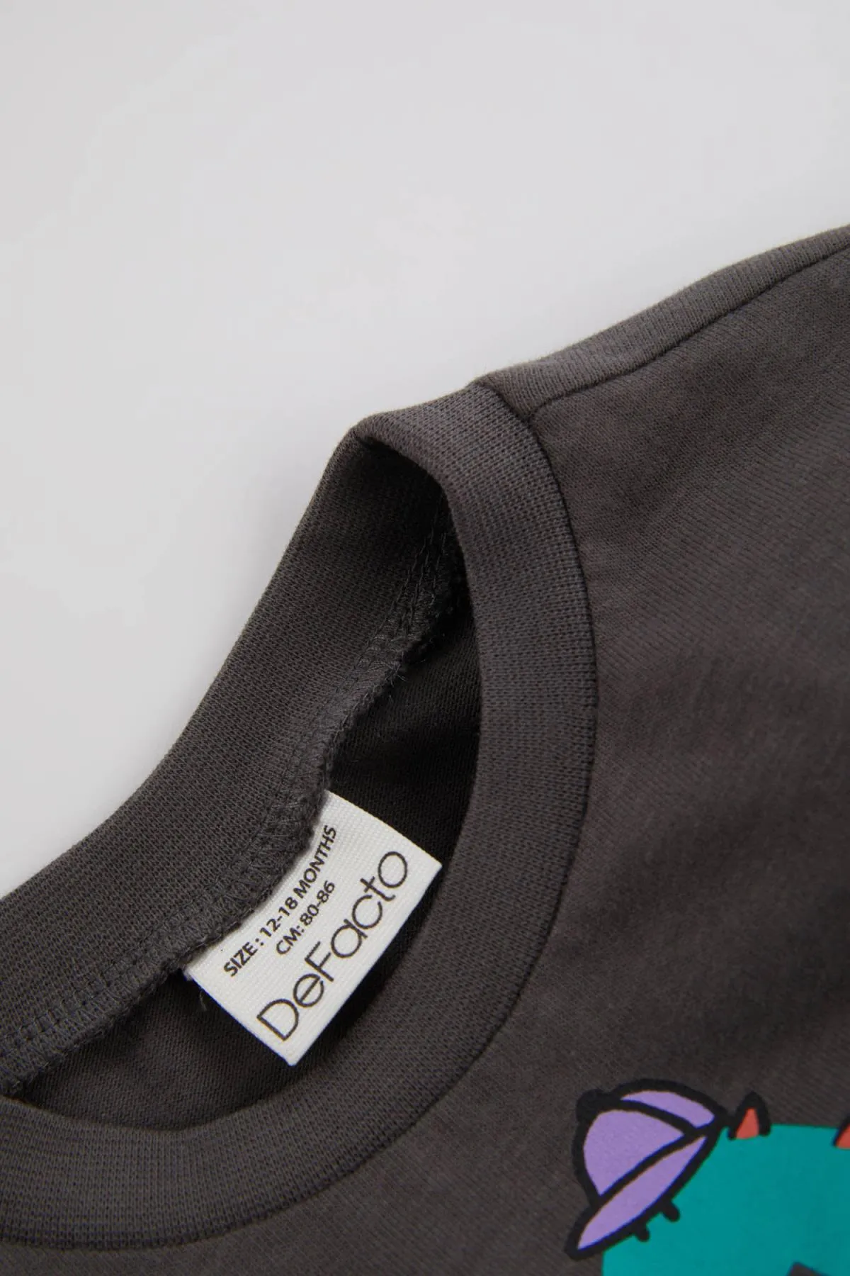 DeFacto  Langarm-T-Shirt aus gekämmter Baumwolle mit normaler Passform und Rundhalsausschnitt mit Dinosauriermuster für Babys