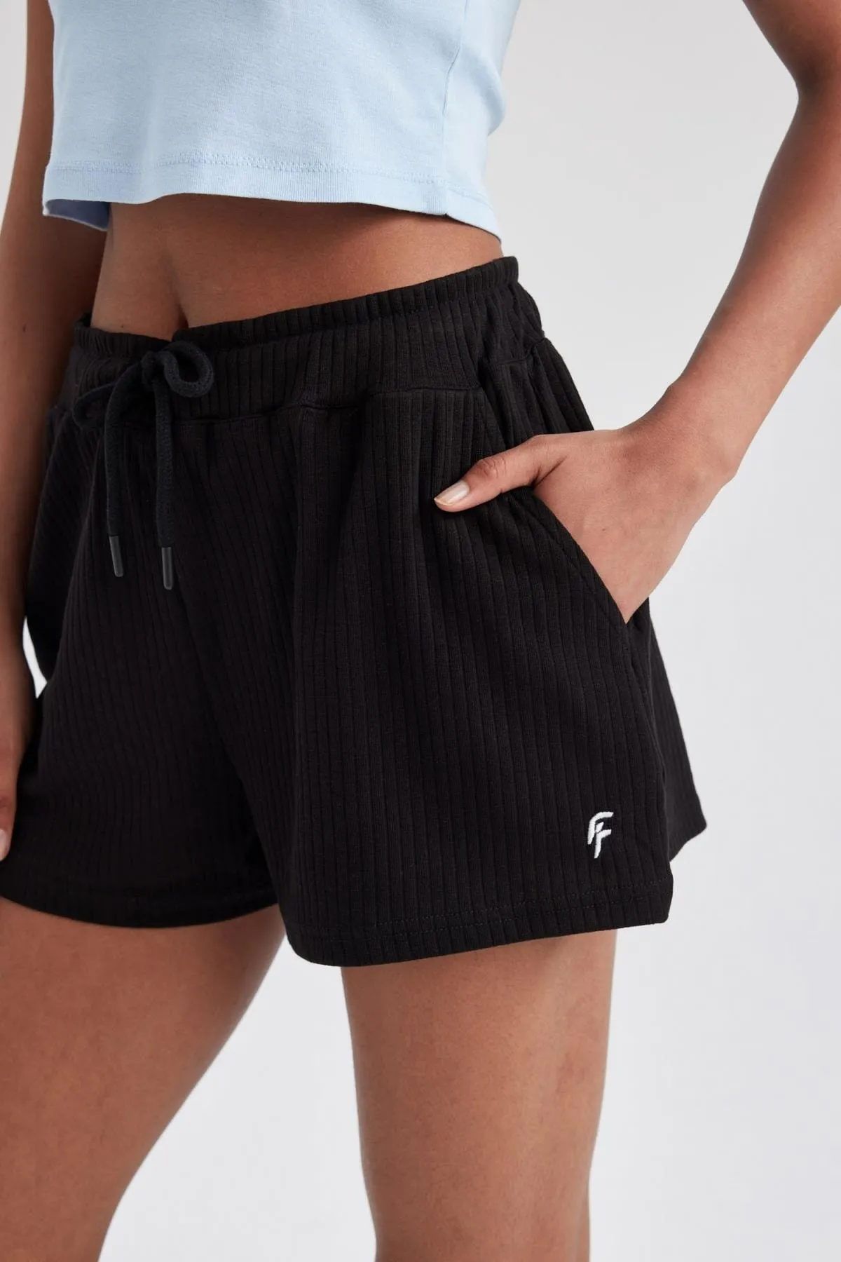 DeFacto  Passform: Sportliche kurze gerippte Shorts mit Standard-Passform A9919ax23hs