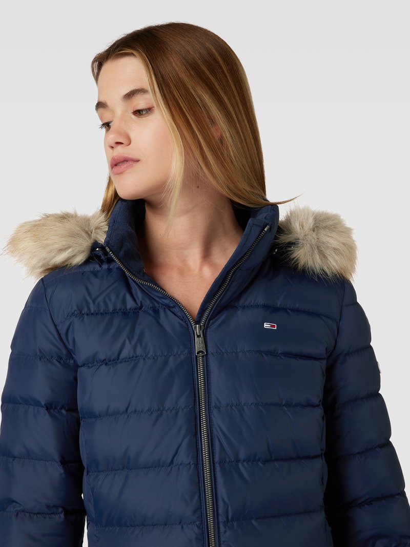 Daunenmantel mit Label-Stitching in marineblau