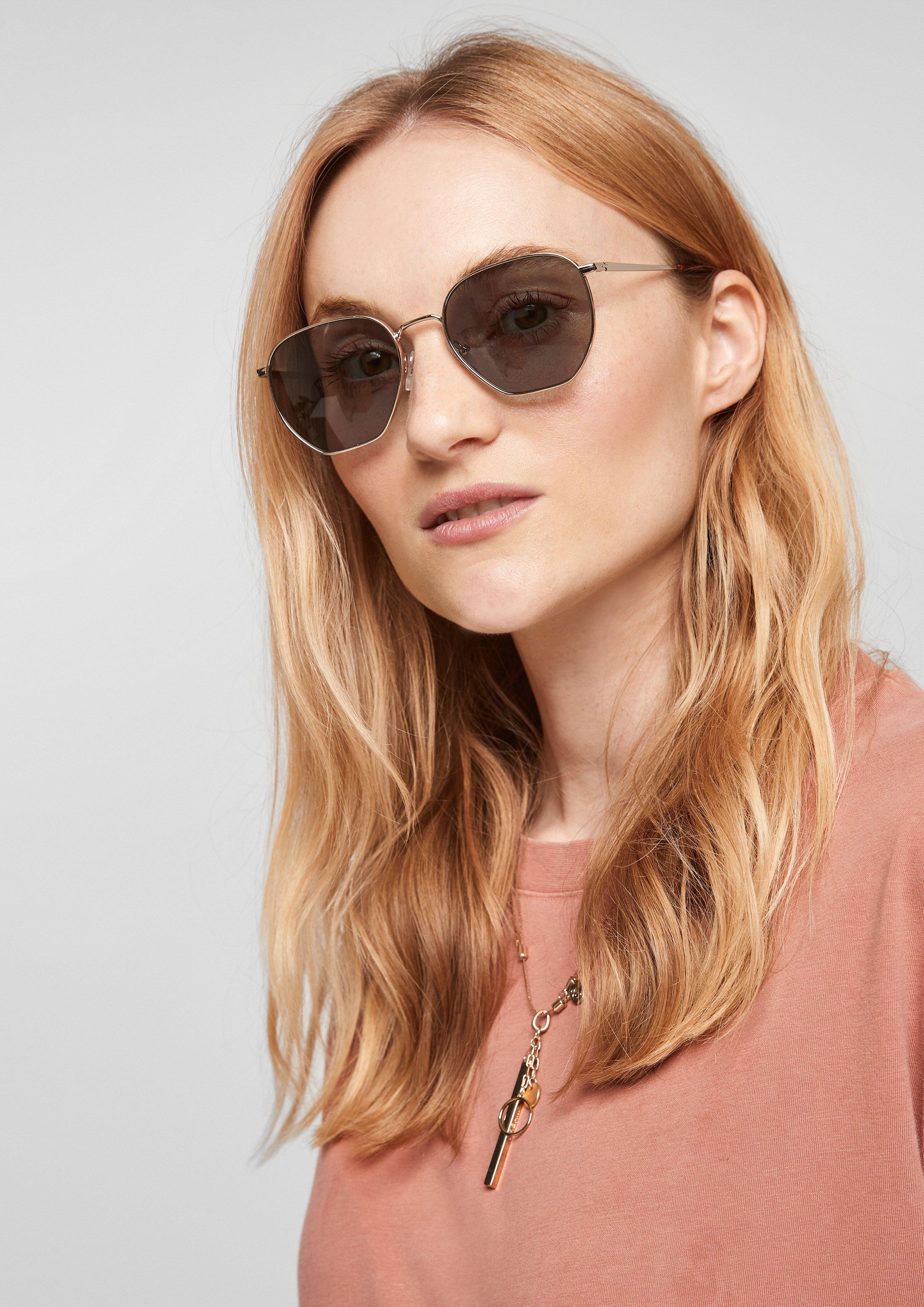 Sonnenbrille in modischer Form  143.120.141.98541-100