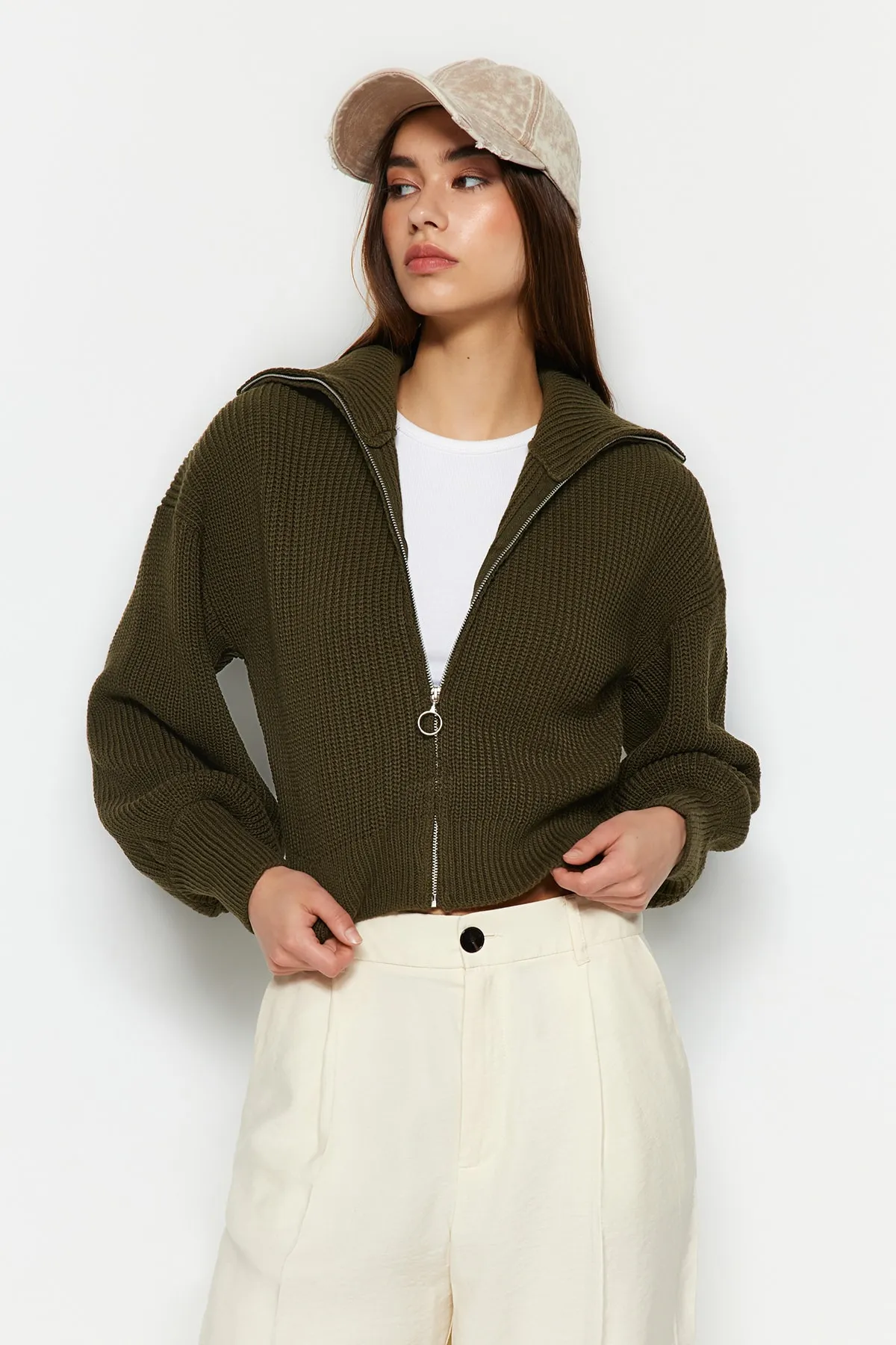 Trendyol Collection  Khakifarbene, kurze Strickjacke mit Reißverschluss TWOAW23HI00373