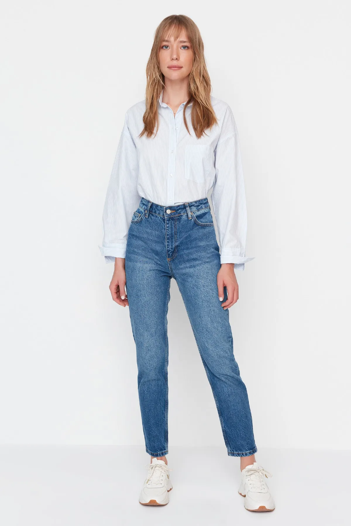 Trendyol Collection  Blaue, nachhaltigere High Bel Mom Jeans TWOAW23JE00369