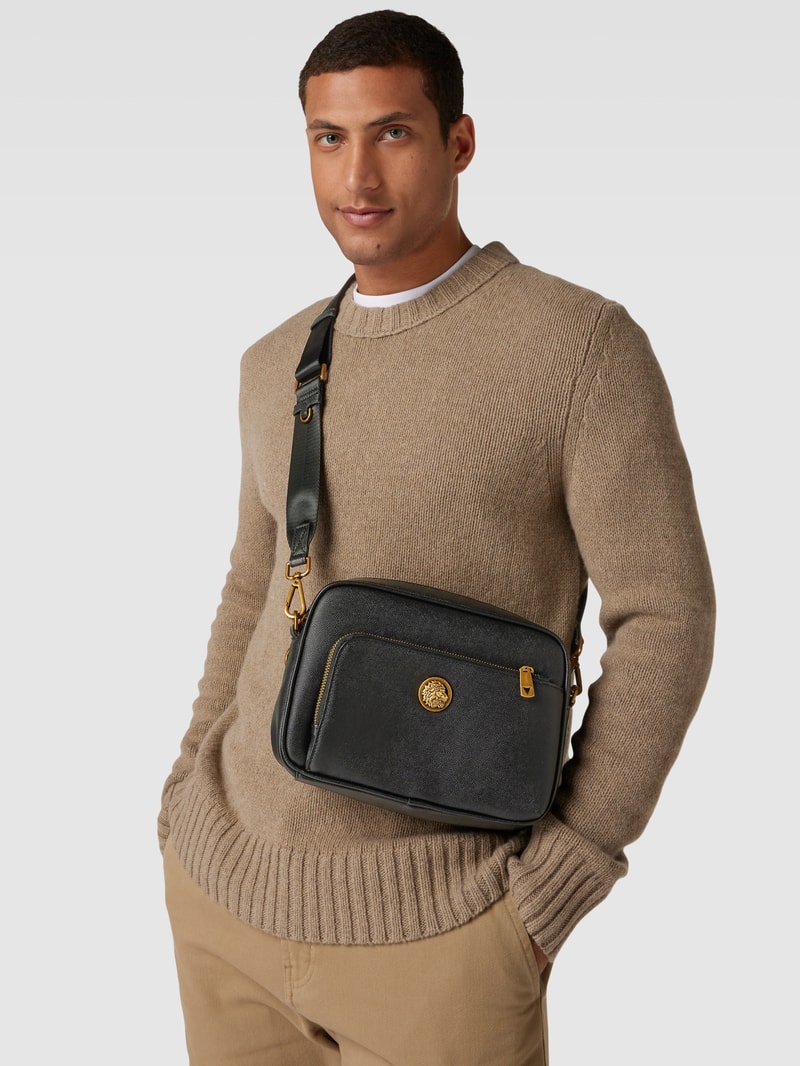 Umhängetasche mit Label-Applikation in metallic Modell 'KING' in schwarz