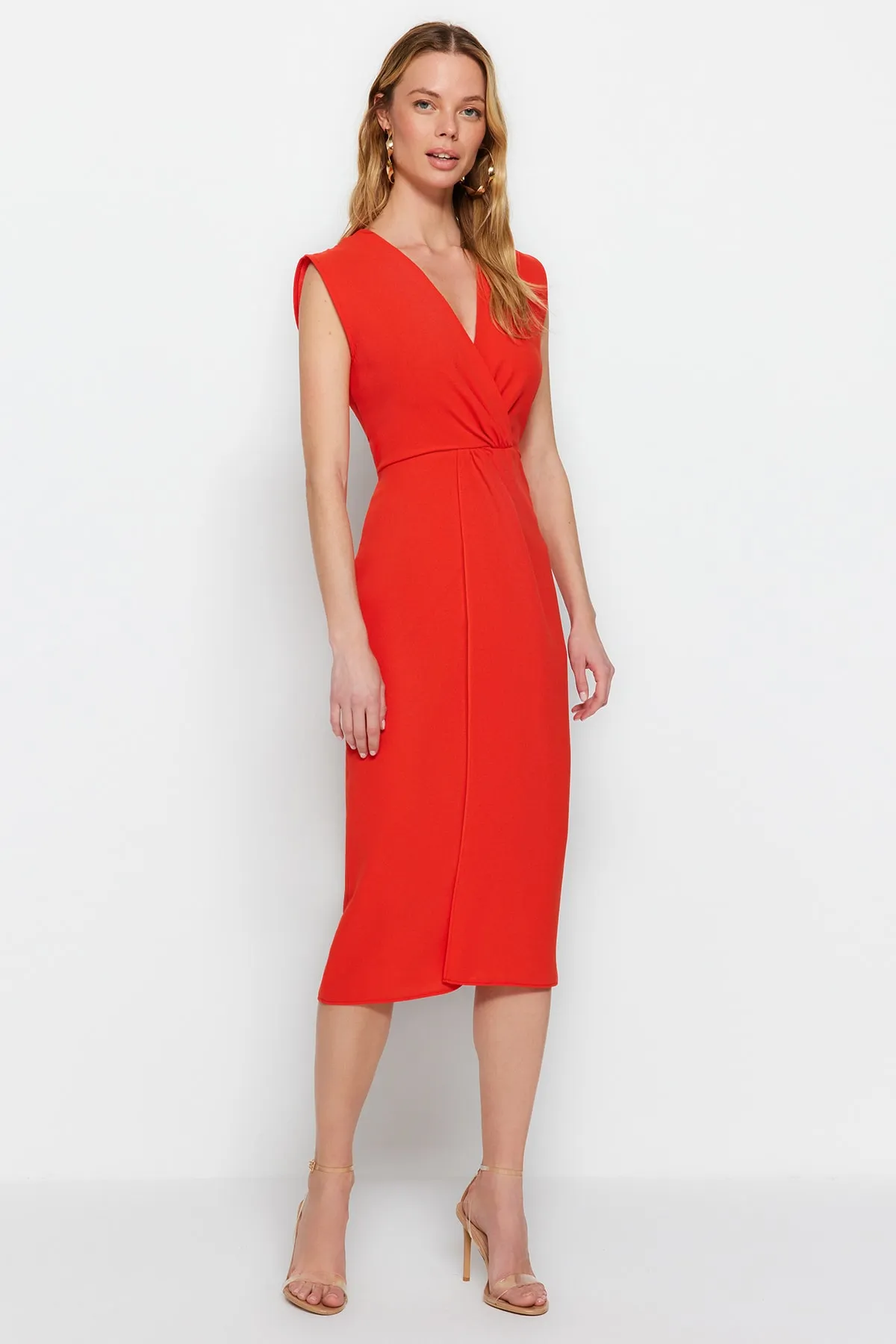 Trendyol Collection  Rotes, detailliertes, zweireihiges Midi-Webkleid mit Kragen und Raffung TWOSS23EL02341
