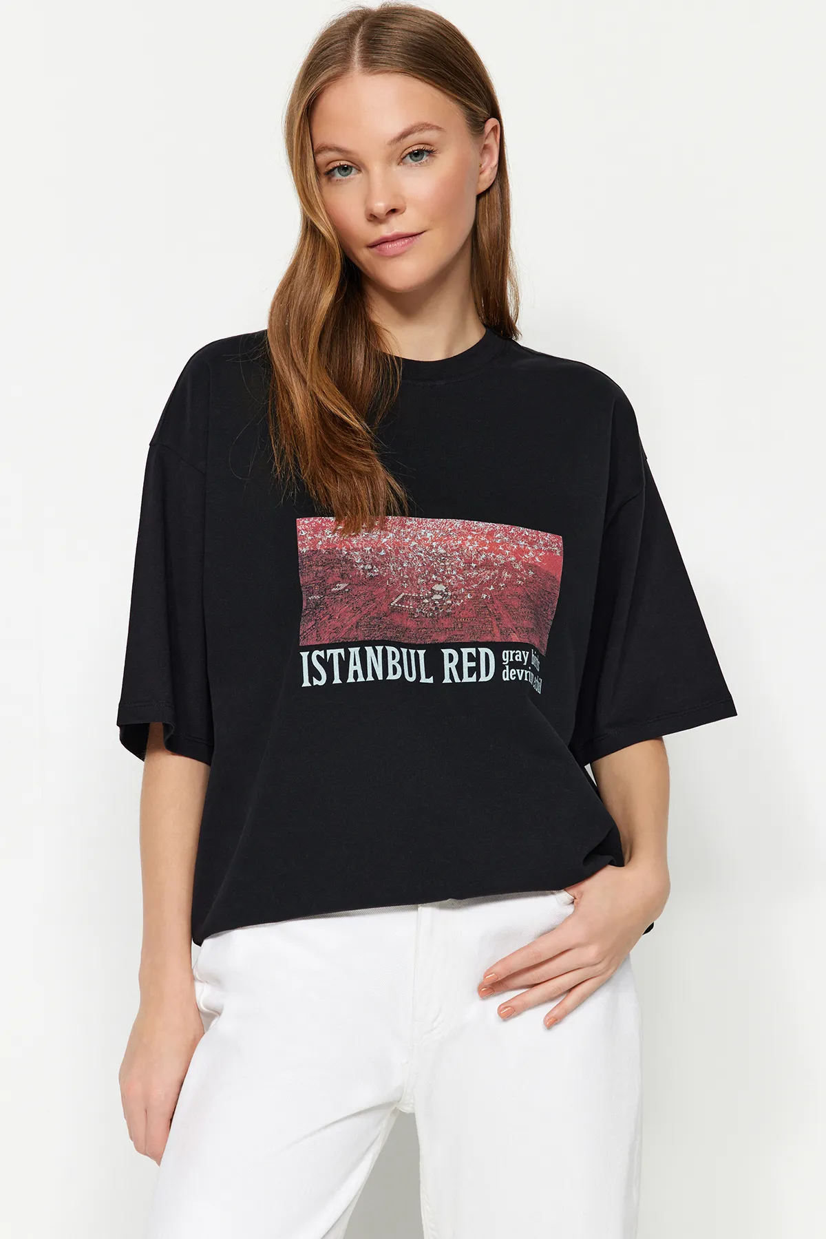Trendyol Collection  Schwarzes Unisex-Strick-T-Shirt mit Devrim-Erbil-Print in Übergröße TWOSS24TS00017